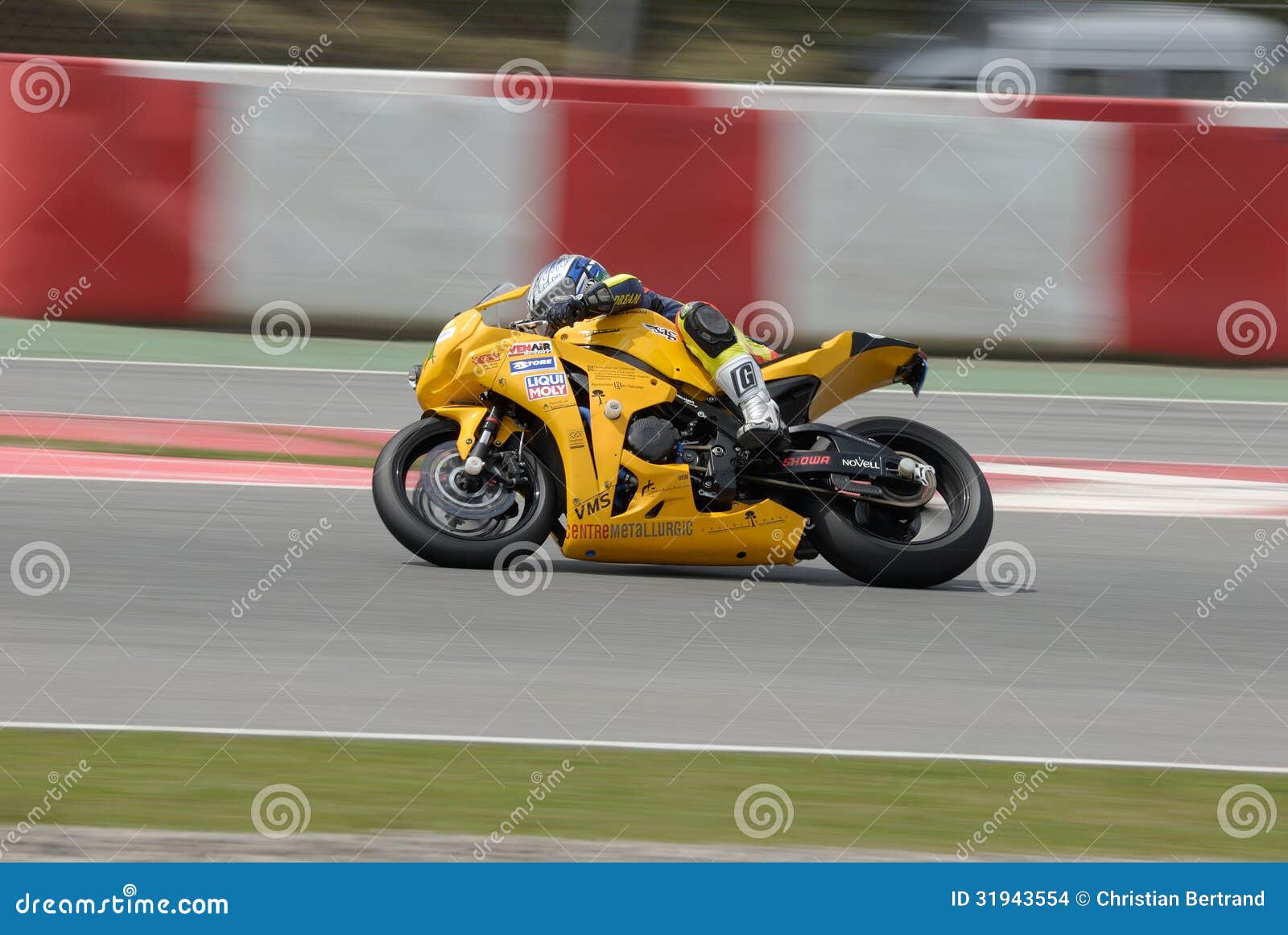 BARCELONA - 24 DE ABRIL: Una motocicleta corre en Montmelo Circuit de Catalunya, un circuito de carreras del motorsport, el 24 de abril de 2012 en Barcelona, España.