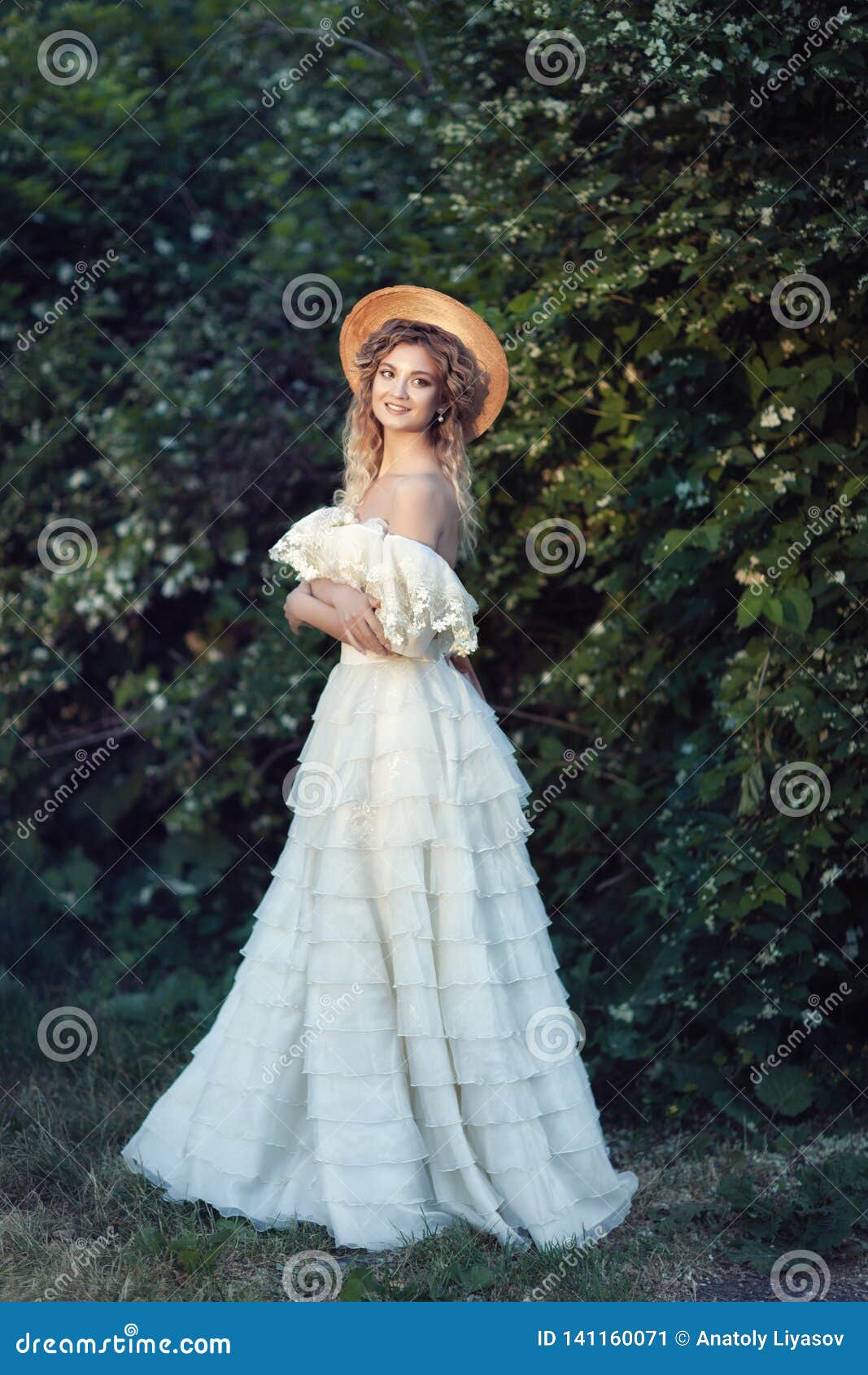 Una Muchacha En Un Vestido Hermoso Del Vintage Con Las Del Imagen de archivo - Imagen manera, verde: 141160071
