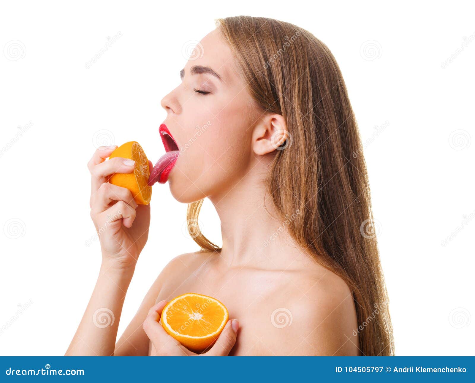 Лижет пол. Девушка облизывает пол. Девушка лижет апельсин. Девушка облизывает апельсин наслаждение. Девушка облизывает кукурузу.