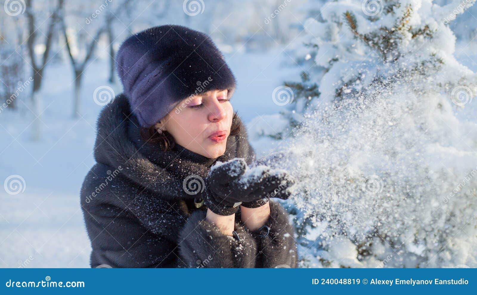Una Mujer Adulta Sopla Nieve Esponjosa De Sus Sol Imagen de archivo - Imagen de manos, felicidad: 240048819