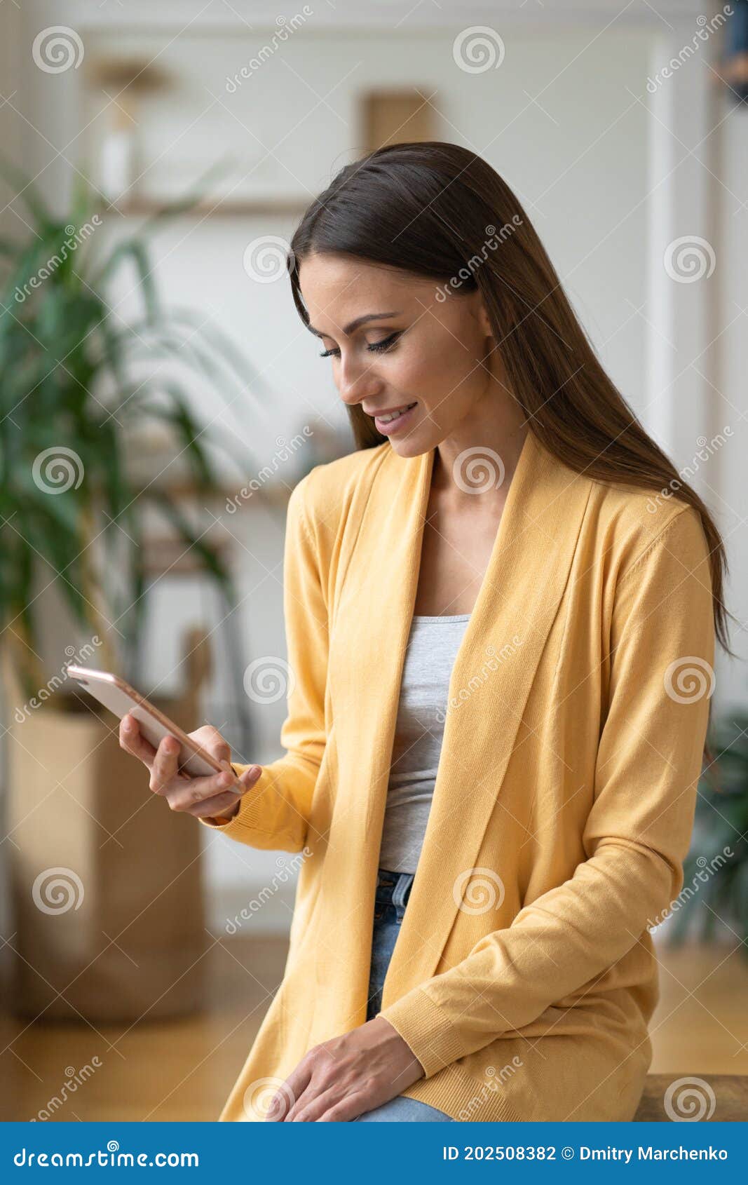 Reunión No esencial excepción Una Mujer Alegre Usa Cardigan Amarillo Con Teléfono Móvil Para Hacer  Compras En Línea Navegando Por Internet Recibe Un Mensaje De Foto de  archivo - Imagen de medio, mensaje: 202508382
