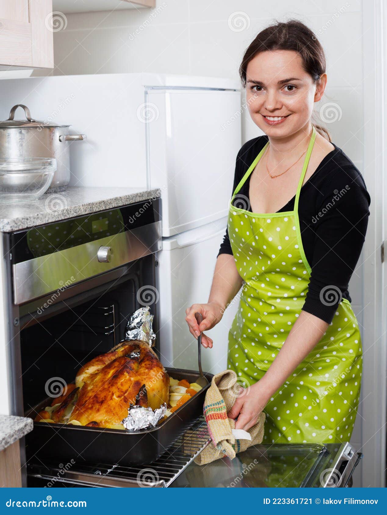 Una Mujer Alegre Y Sonriente Asando Un Gallo Para La Cena Imagen de archivo  - Imagen de plano, dieta: 223361721