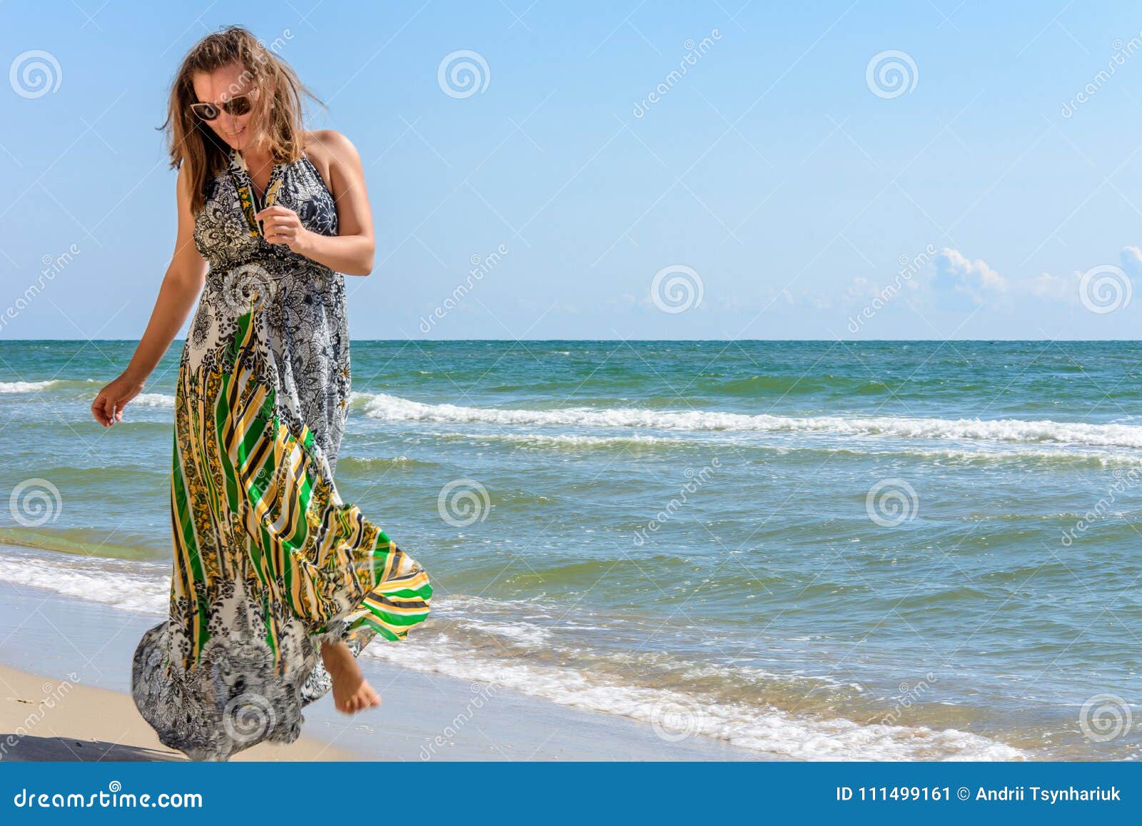 Una Que Corre a Lo Largo De Una Playa Mar Negro En Un Vestido Para Arriba Contra El Cielo Imagen de archivo - Imagen de recurso, 111499161