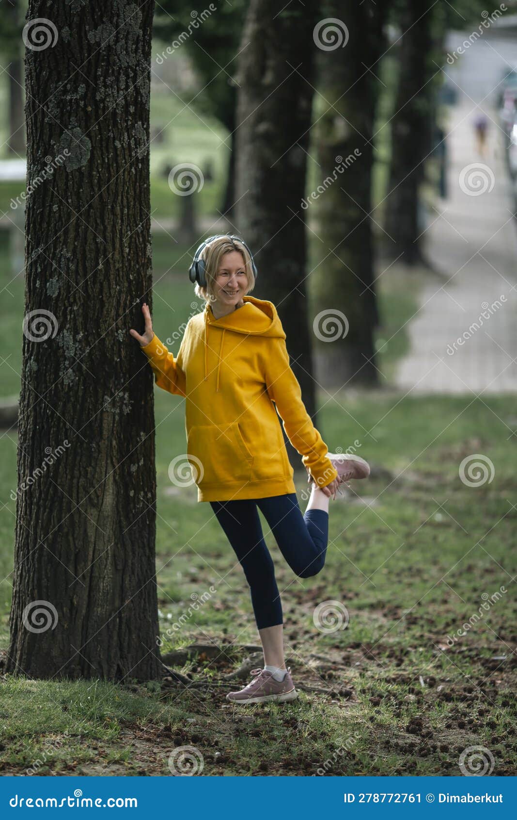 Mujer Joven Con Los Auriculares Que Hace Ejercicios En La