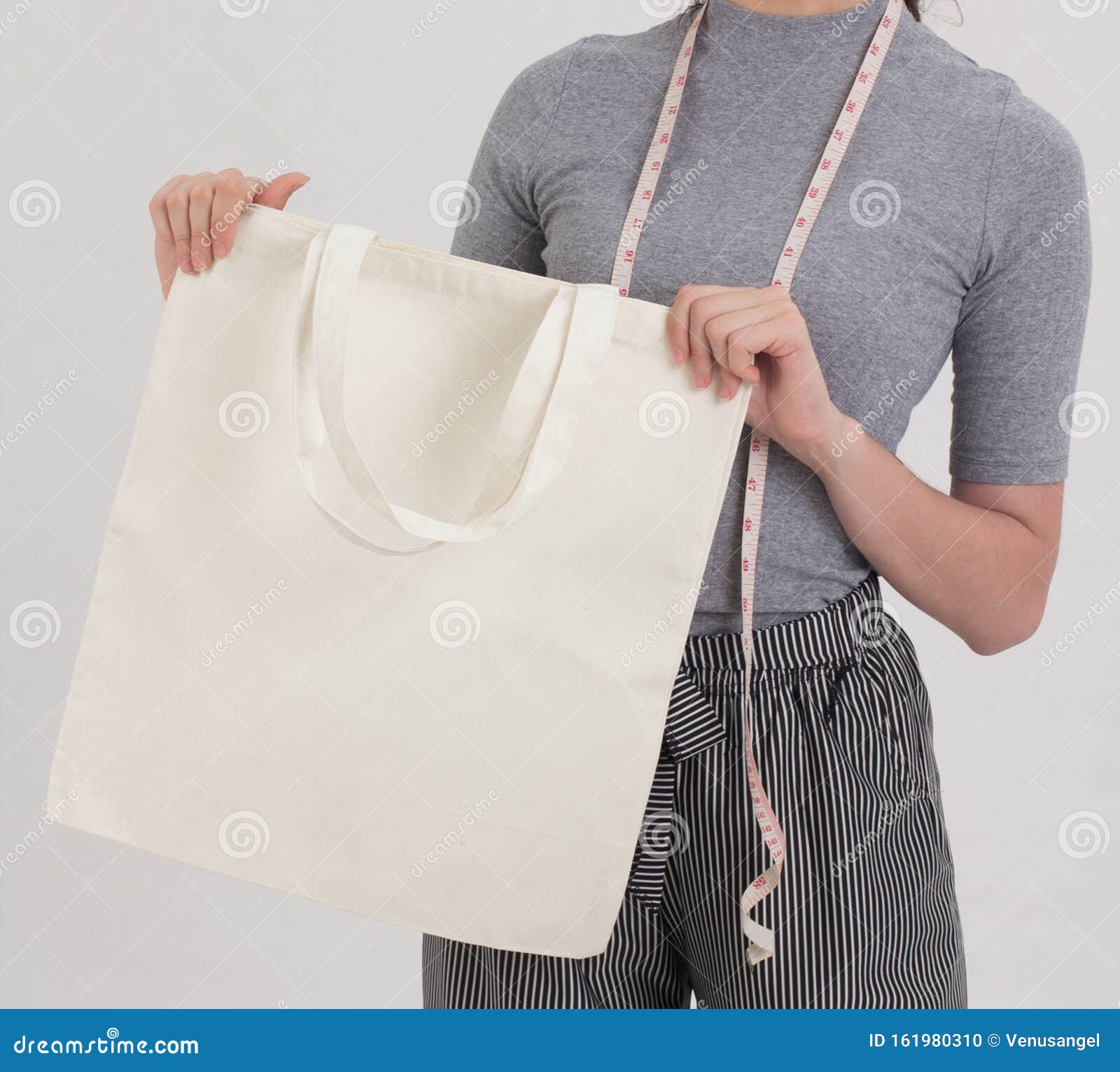 Una Mujer Con Cinta De Medir Que Muestra Una Bolsa De Tela Foto archivo - Imagen de bolso, blanco: 161980310