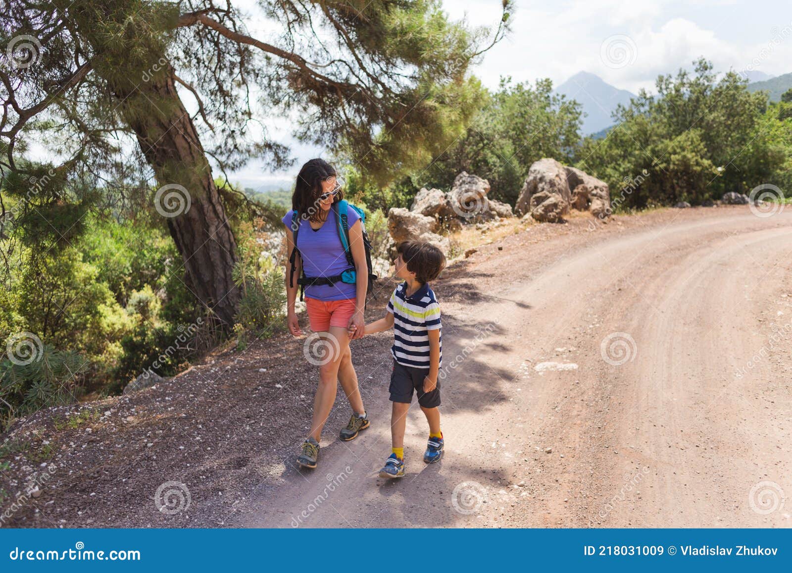 Una Mujer Con Mochila Se Va De Excursión Con Un Niño de archivo - Imagen de activo, amor: 218031009