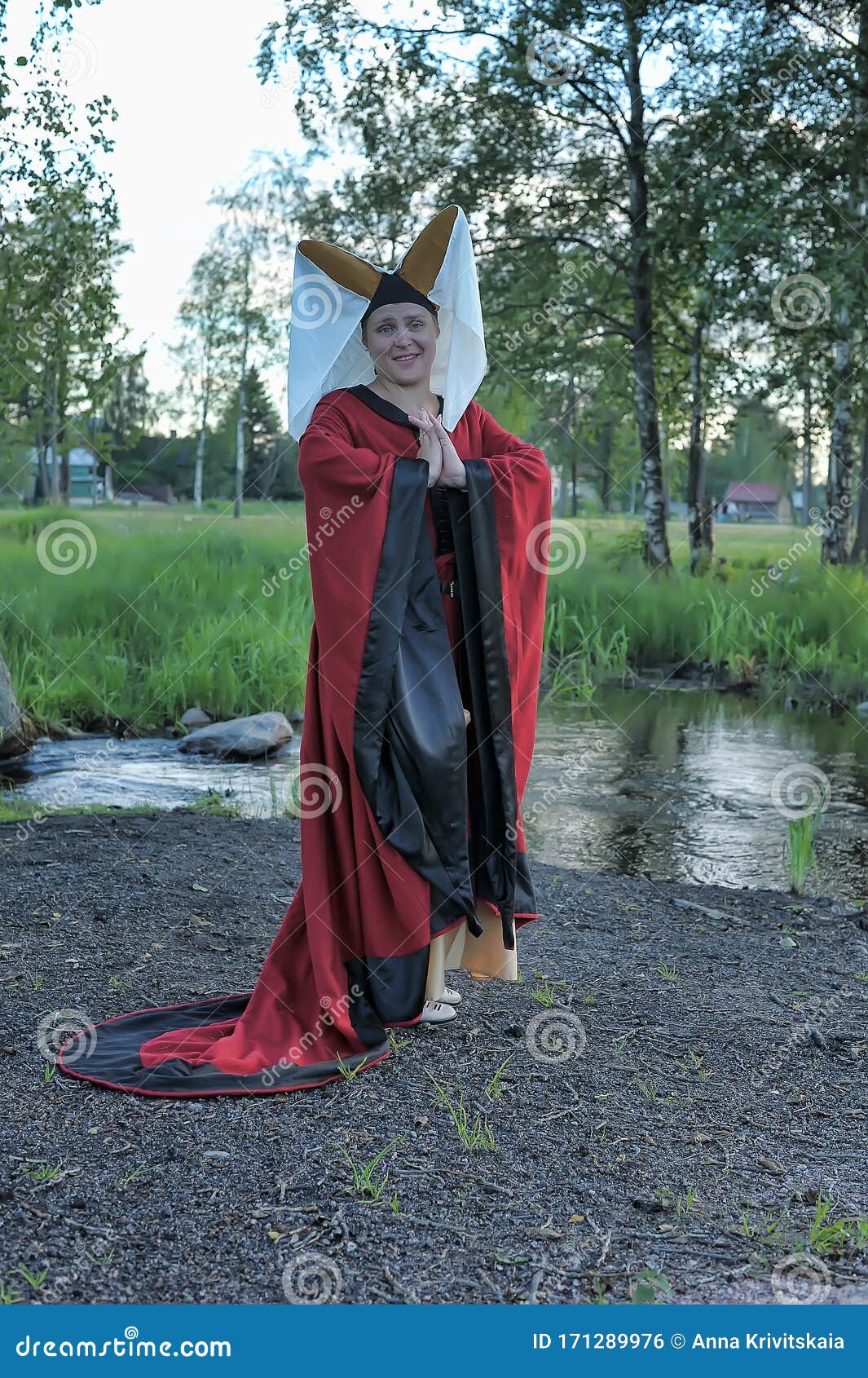 Una Mujer Con Traje Medieval En El Festival De La Reconstrucción Histórica  Foto editorial - Imagen de vestido, audaz: 171289976