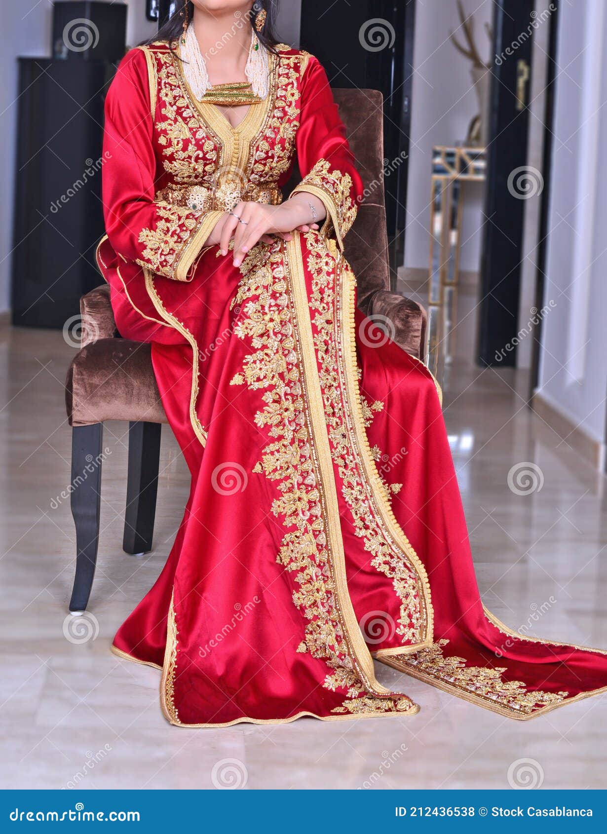 Una Mujer Con Un Kaftan Rojo Marroquí Con Bordados Dorados Foto de