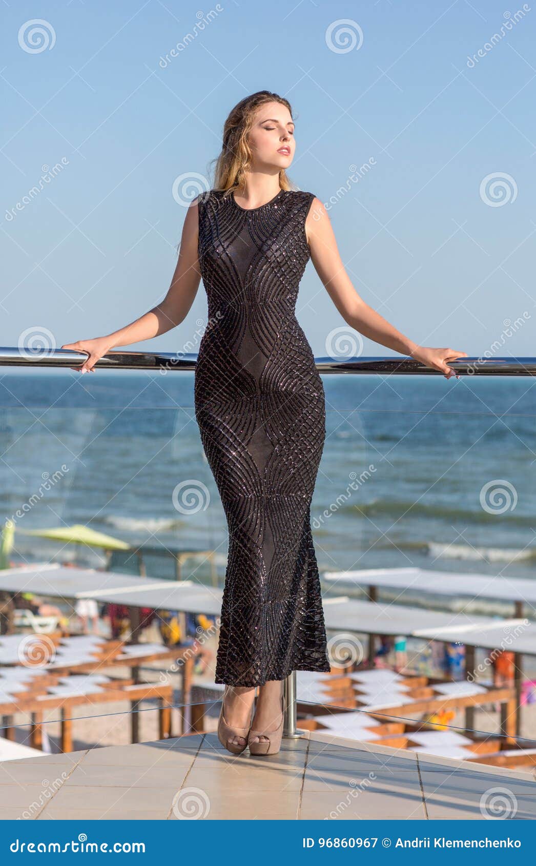 Mujer Confiada En Un Vestido Negro Brillante En Un Fondo Natural Azul Brillante Vacaciones De Verano de archivo - Imagen de azul, cielo: 96860967