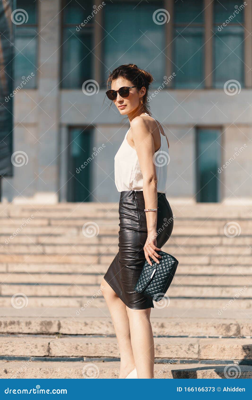 Una Mujer De Negocios De Moda Con Falda De Lápiz De Cuero Y Gafas De Caminando Por Las Escaleras Imagen de archivo - Imagen de blusa, verano: 166166373