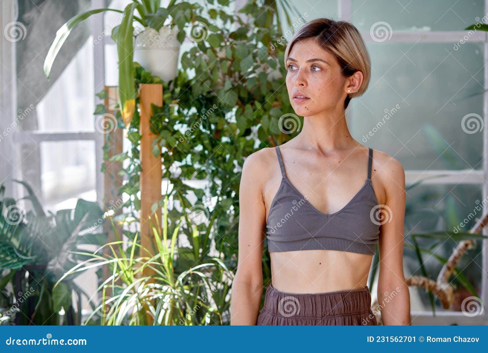 Una Mujer Delgada En Forma Está De Pie Antes Del Yoga En Casa Preparándose  Para Meditar En El Uso Imagen de archivo - Imagen de delgado, blanco:  231562701