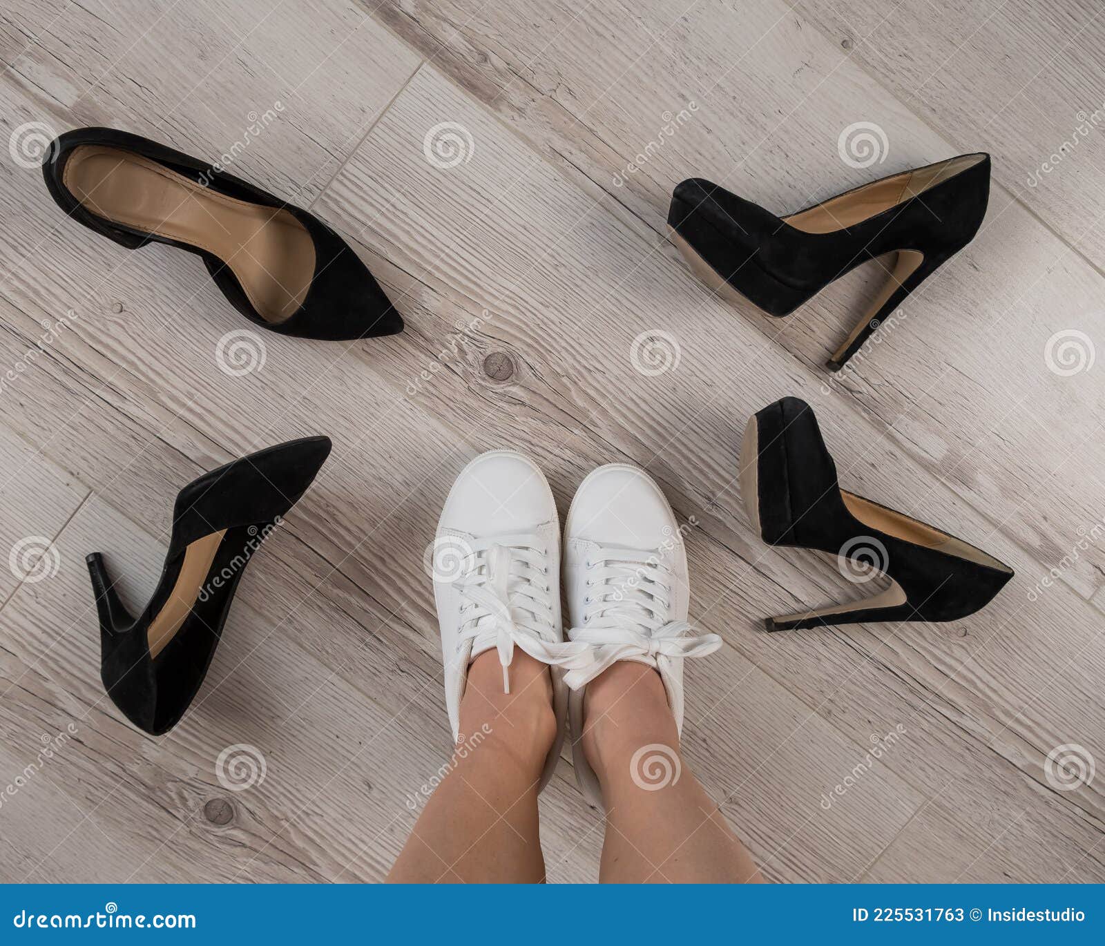 metodología Retorcido astronomía Una Mujer Elige Zapatos Deportivos En Lugar De Zapatos Con Tacón Alto.  Zapatillas O Zapatillas Imagen de archivo - Imagen de compras, fetiche:  225531763