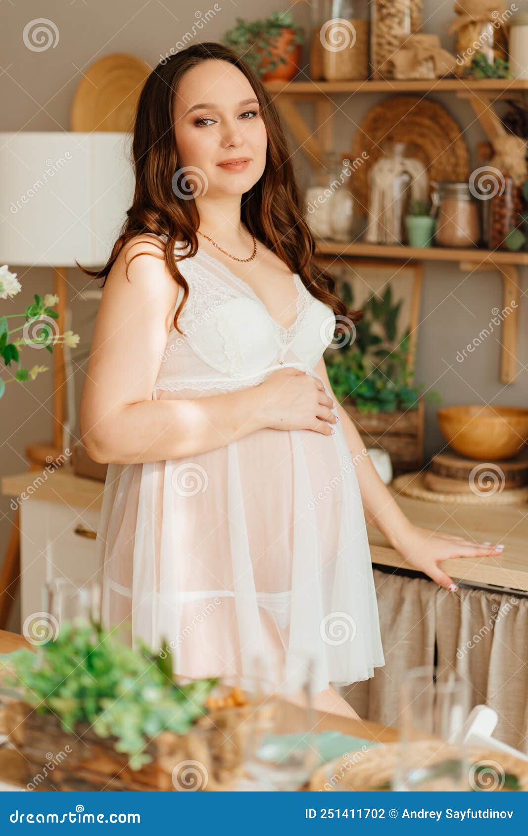 Una Mujer Embarazada De Peignoir Blanco. Ropa Hermosa Y Sexy Para