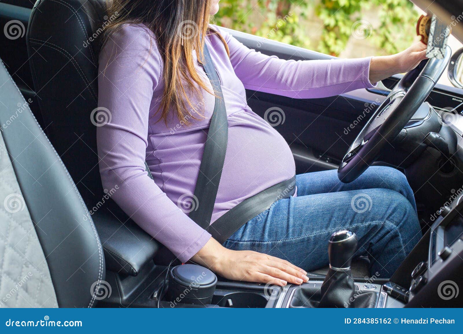 Una Mujer Embarazada Que Usa Un Cinturón De Seguridad Conduce Un Auto.  Seguridad Y Conducción Durante El Embarazo. Viajar Y Conduc Foto de archivo  - Imagen de error, viaje: 284385162