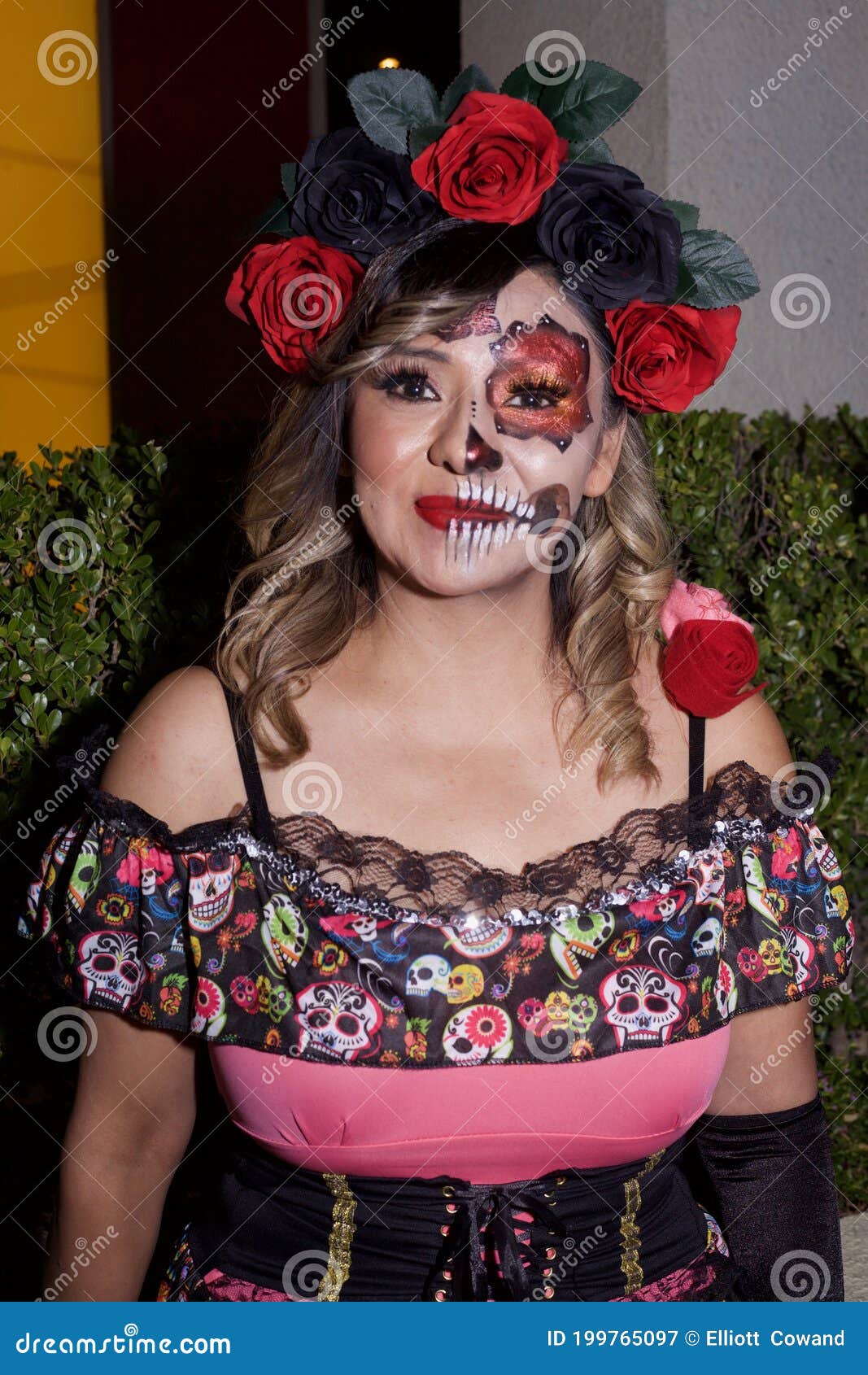Una Mujer En Disfraz De Halloween Día De Los Muertos En Santa Mónica Blvd En Los Ángeles Fotografía editorial - Imagen de hollywood, amigos: 199765097