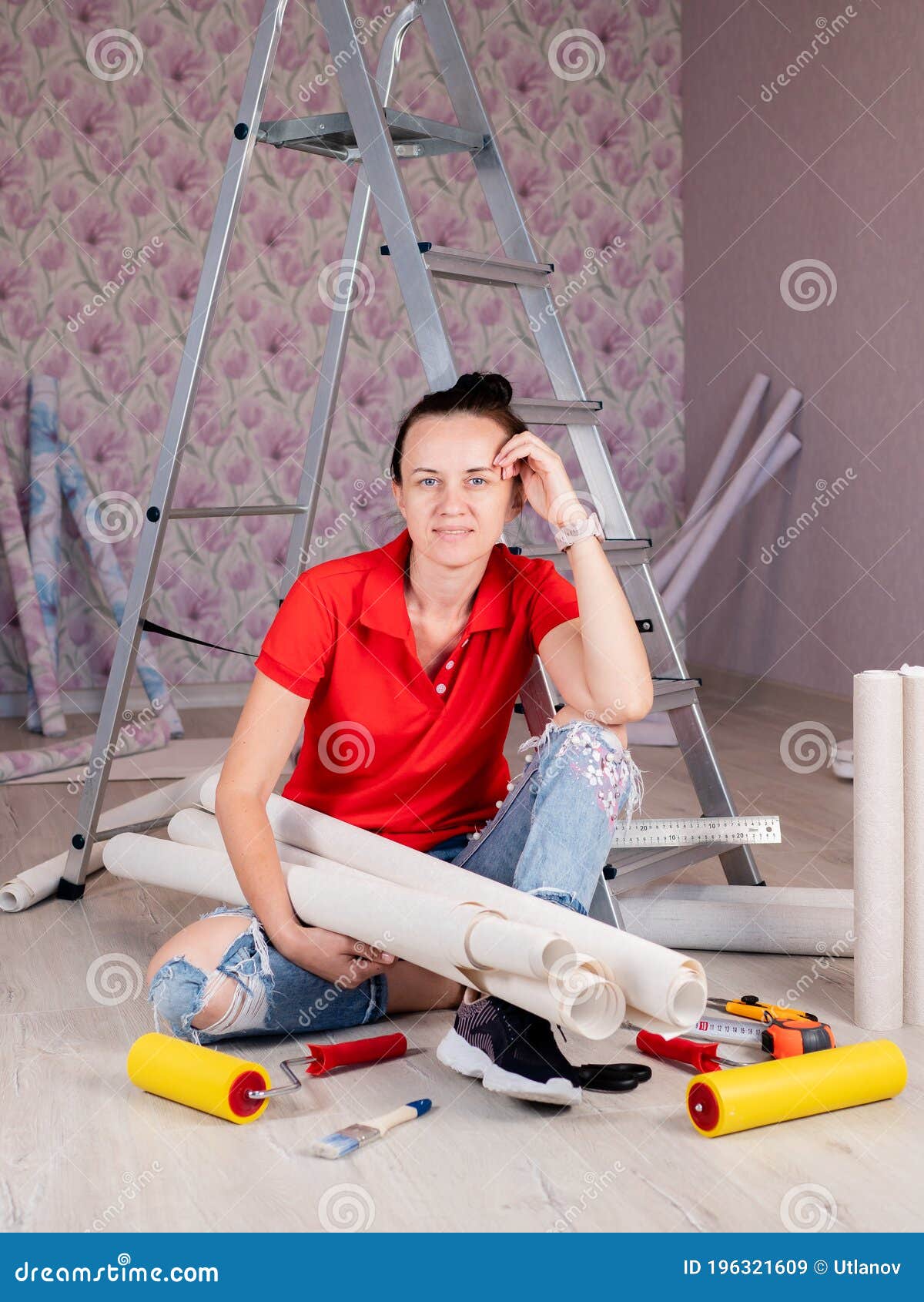 Una Mujer En Una Habitación En El Suelo Con Rollos De Papel Tapiz En Manos Renovación Conceptual En El Apartamento, Empapelad Imagen de archivo - Imagen de nuevo, plano: 196321609