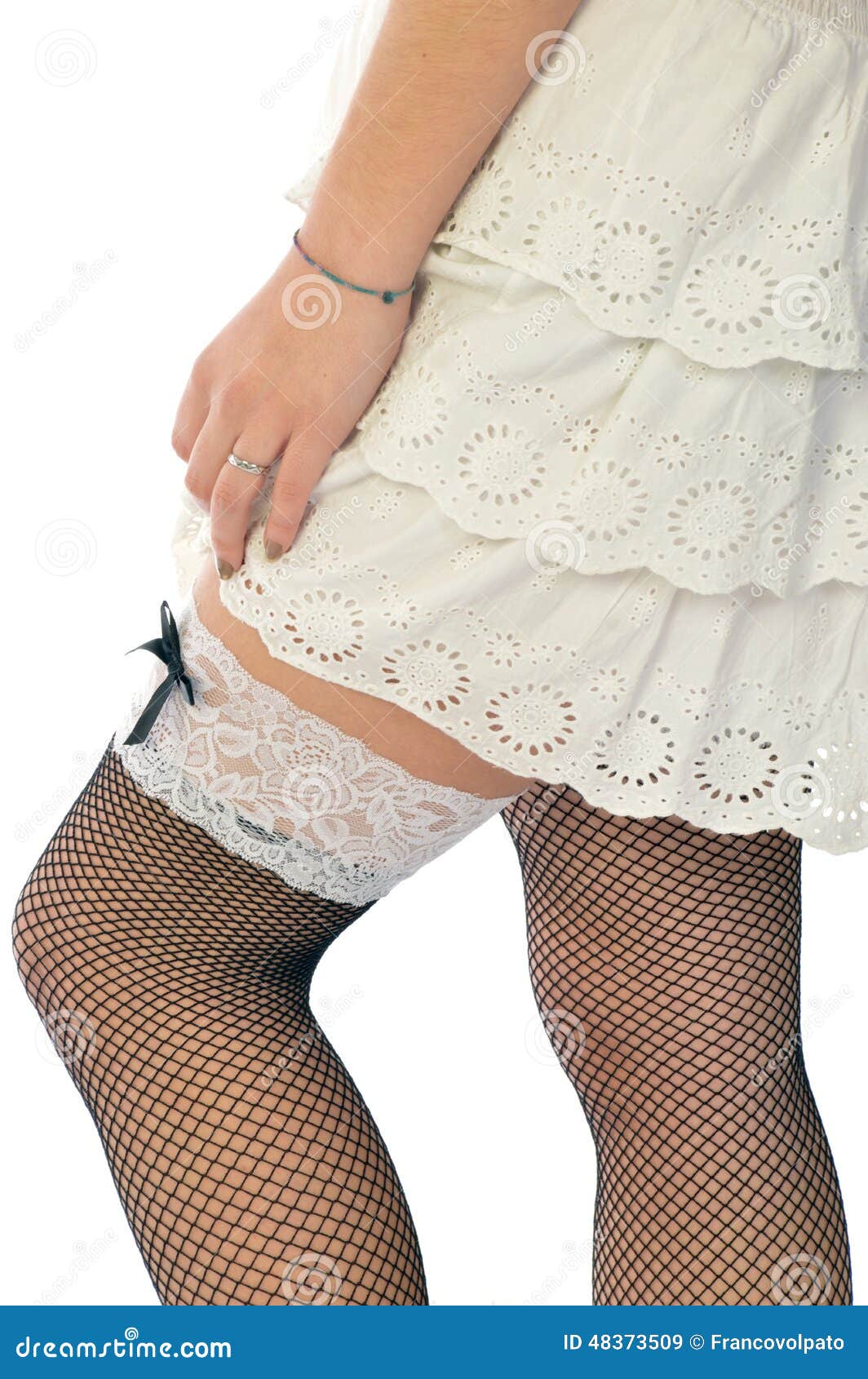 Una Mujer En Las Medias Blancas Del Vestido Y De La Red Imagen de archivo -  Imagen de piernas, belleza: 48373509