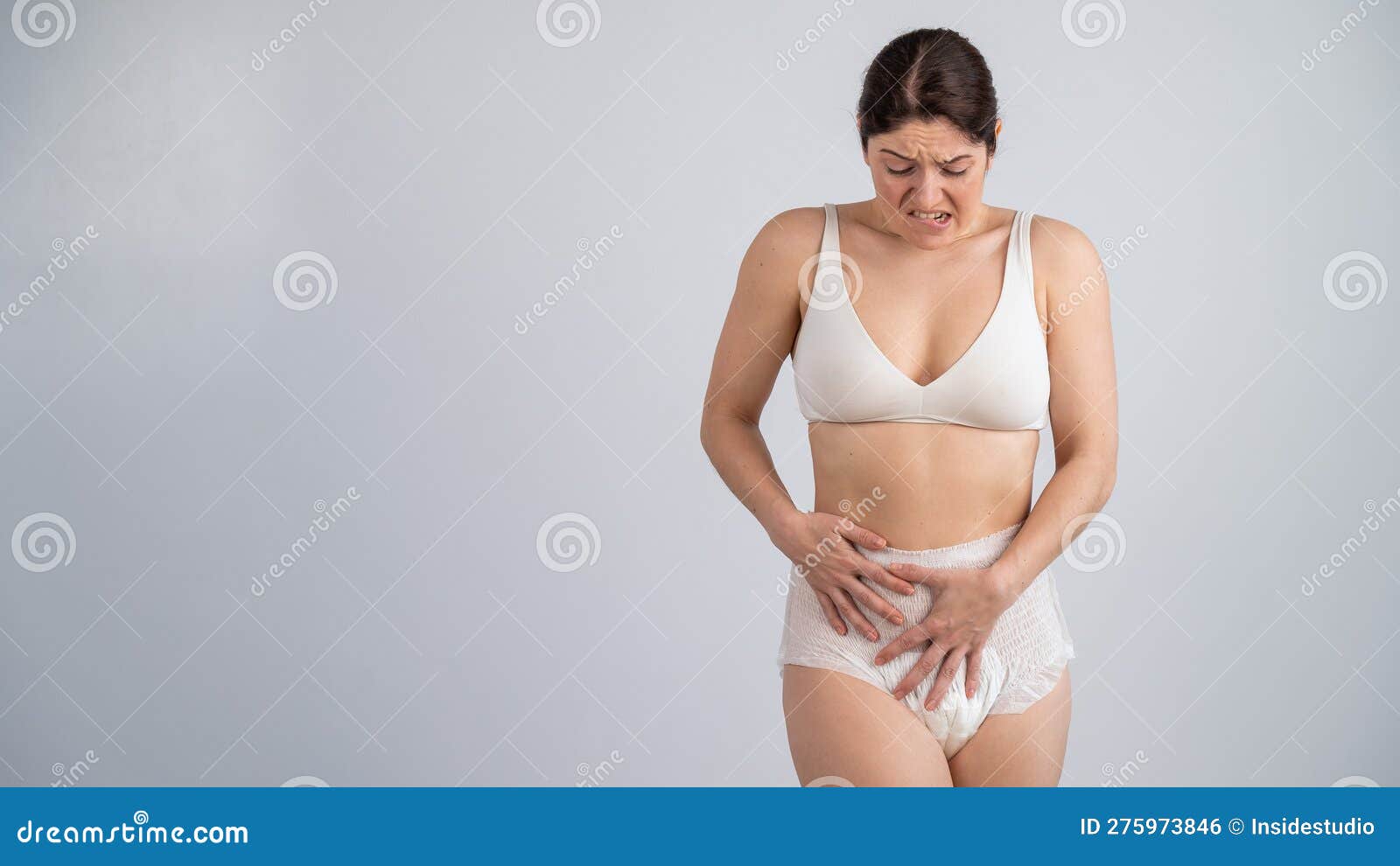 Una Mujer En Pañales Adultos Sostiene Sus Manos En El Estómago. Problema De  Incontinencia Urinaria. Foto de archivo - Imagen de vejiga, problema:  275973846
