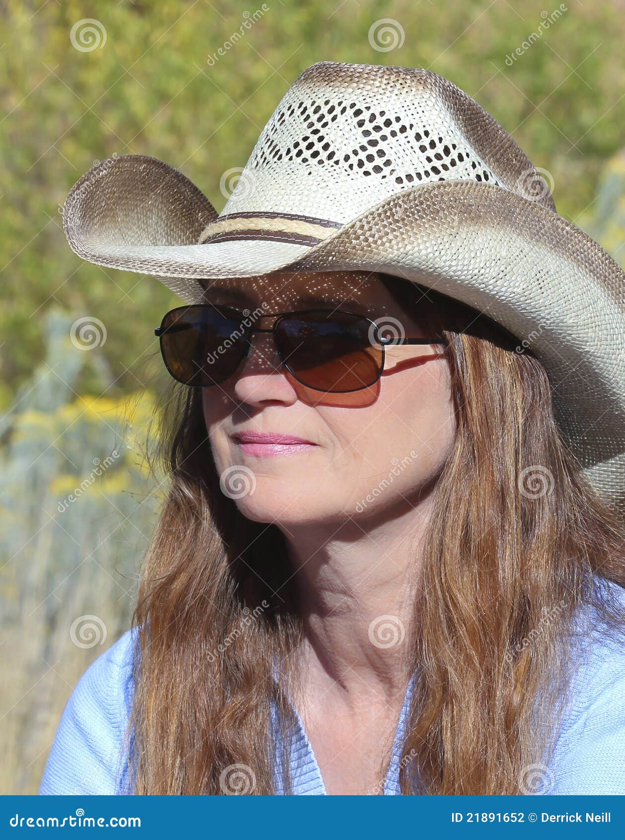 Una Mujer En Un Sombrero De Vaquero Y Gafas De Sol Foto de - Imagen de verde, azul: 21891652