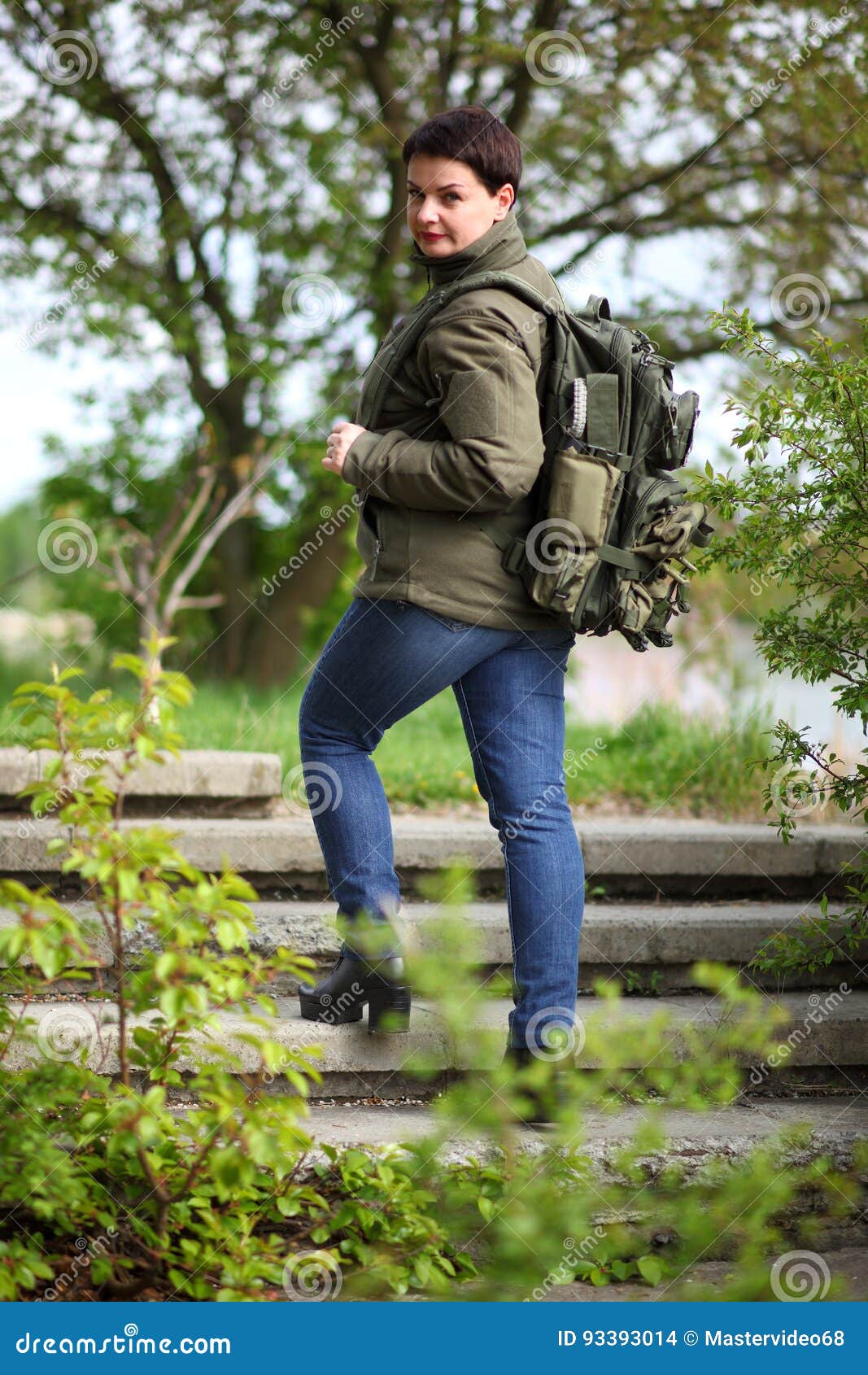 Ilegible Mejorar Betsy Trotwood Una Mujer Es Un Turista En Una Chaqueta Militar Del Paño Grueso Y Suave Con  Una Mochila Del Ejército Opinión Trasera El Survivali Foto de archivo -  Imagen de mujeres, exterior: 93393014