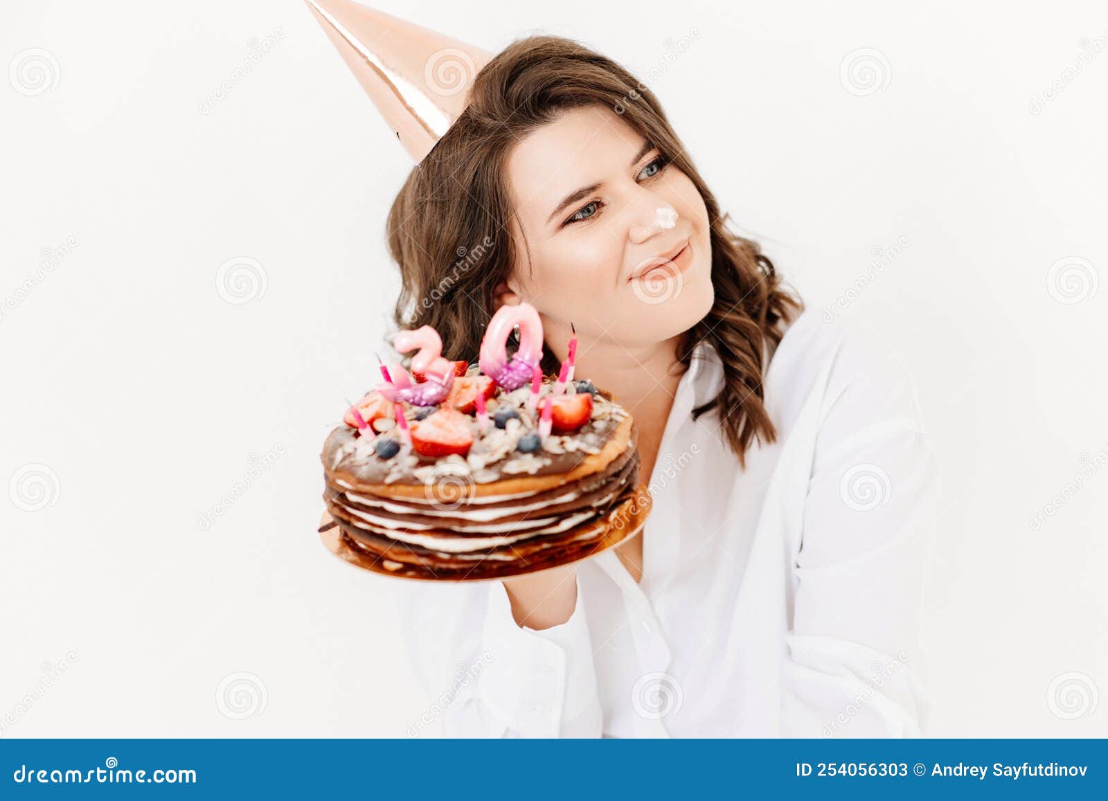 Una Mujer Feliz Con Una Torta De Cumpleaños Con Velas. Imagen de archivo -  Imagen de triste, dulce: 254056303