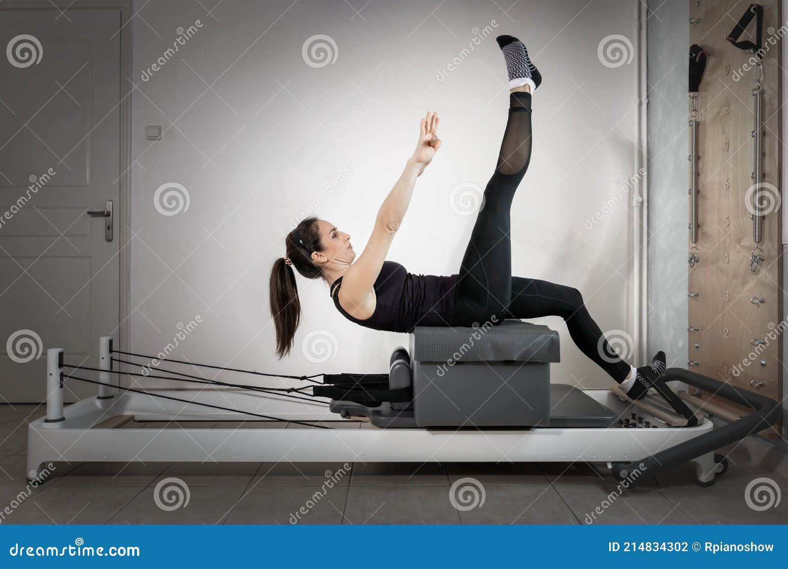 Una Mujer Haciendo Ejercicios De Pilates En Una Cama Reformada. Foto de  archivo - Imagen de aptitud, ejercicio: 214834302