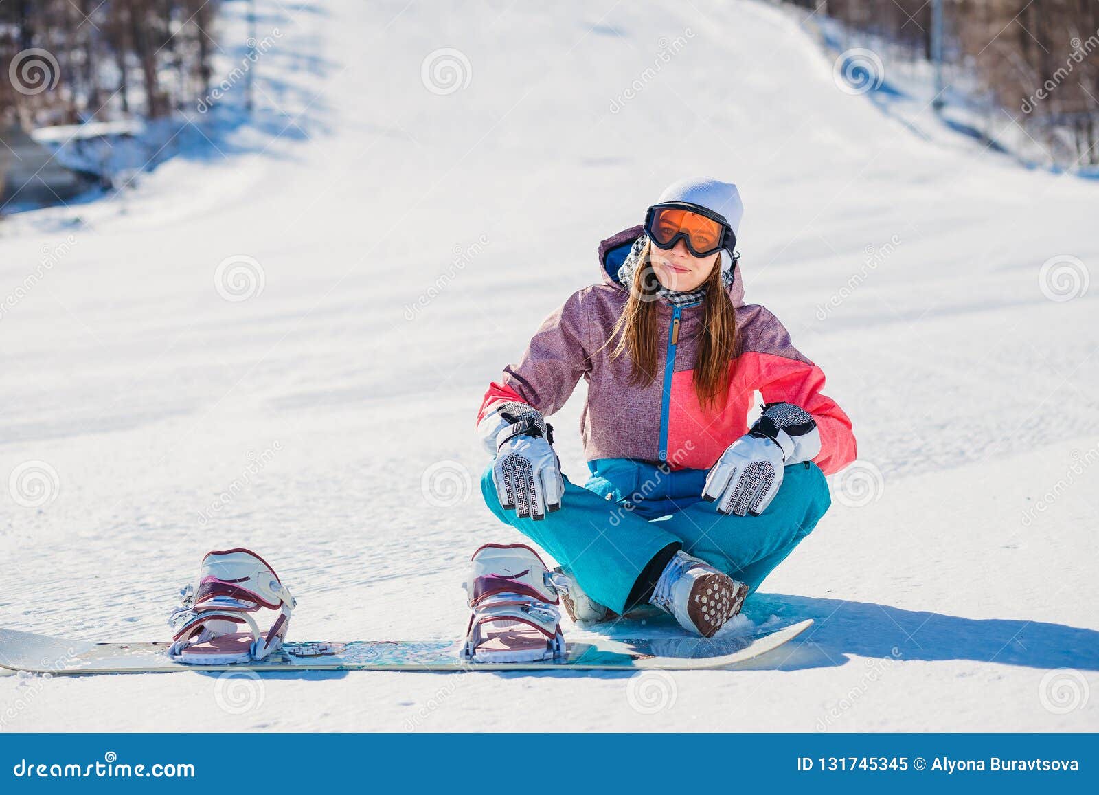 Una Mujer Hermosa En Ropa Para La Snowboard Que Se Sienta En La Pista Para La Snowboard Imagen de archivo - Imagen de activo, nieve: 131745345