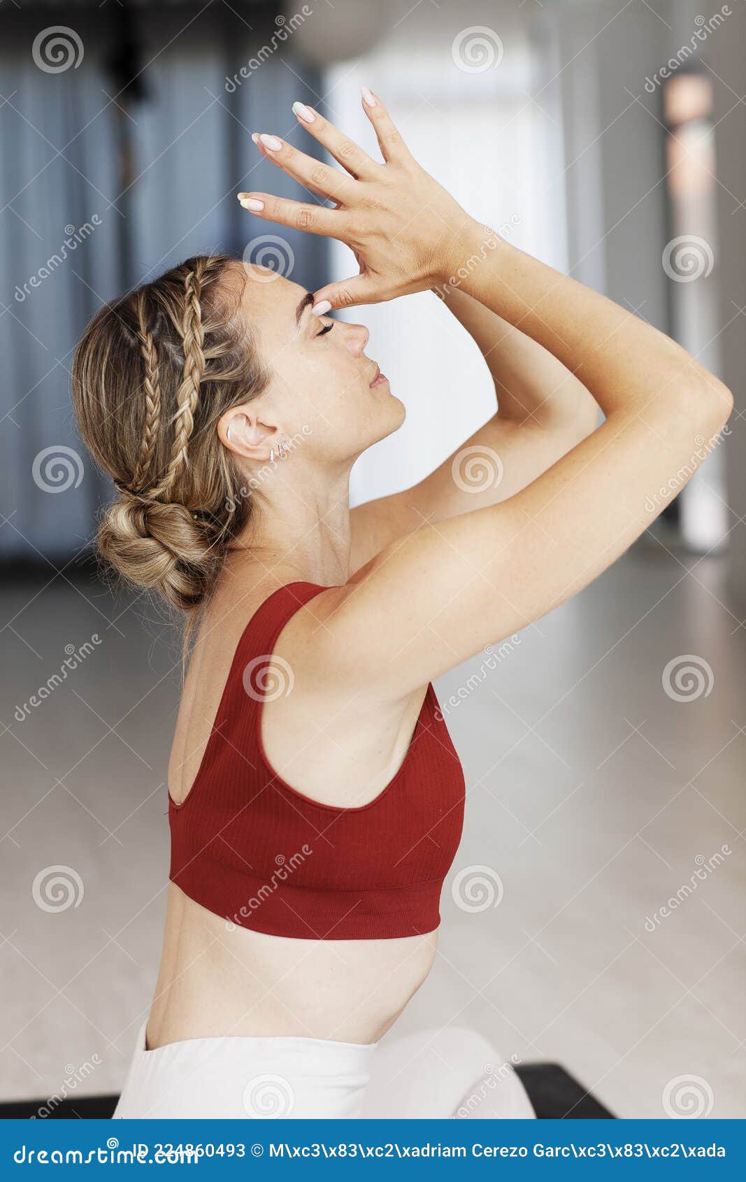 Hermosa mujer en ropa deportiva haciendo yoga en el interior