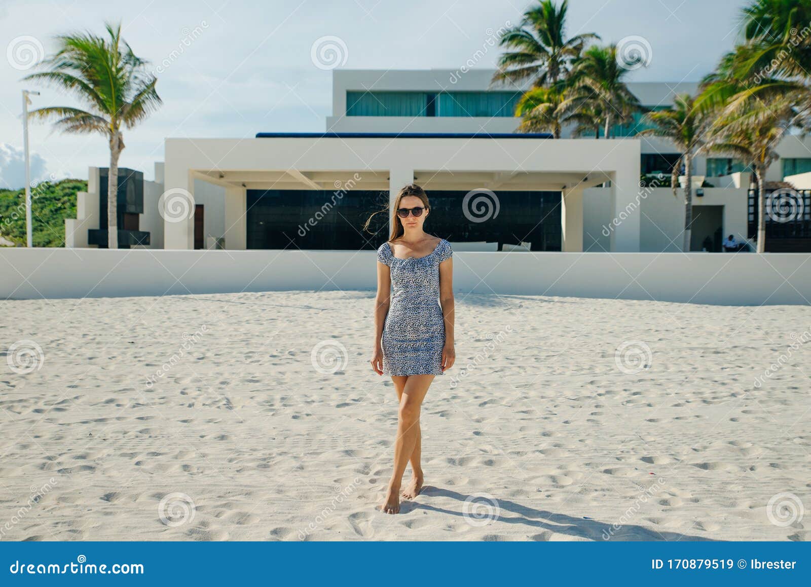 Una Mujer Hermosa Y Sexy Vestida Posa En La Playa Imagen de archivo -  Imagen de verano, encanto: 170879519