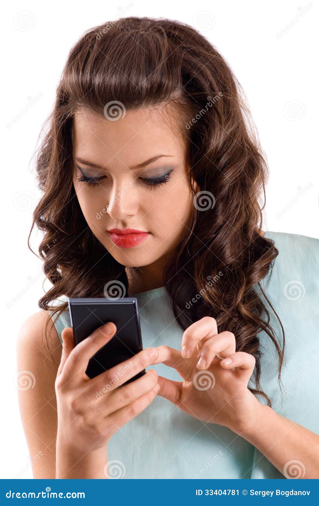 Una mujer joven que usa el teléfono elegante. Retrato de la muchacha morena atractiva que usa el teléfono elegante