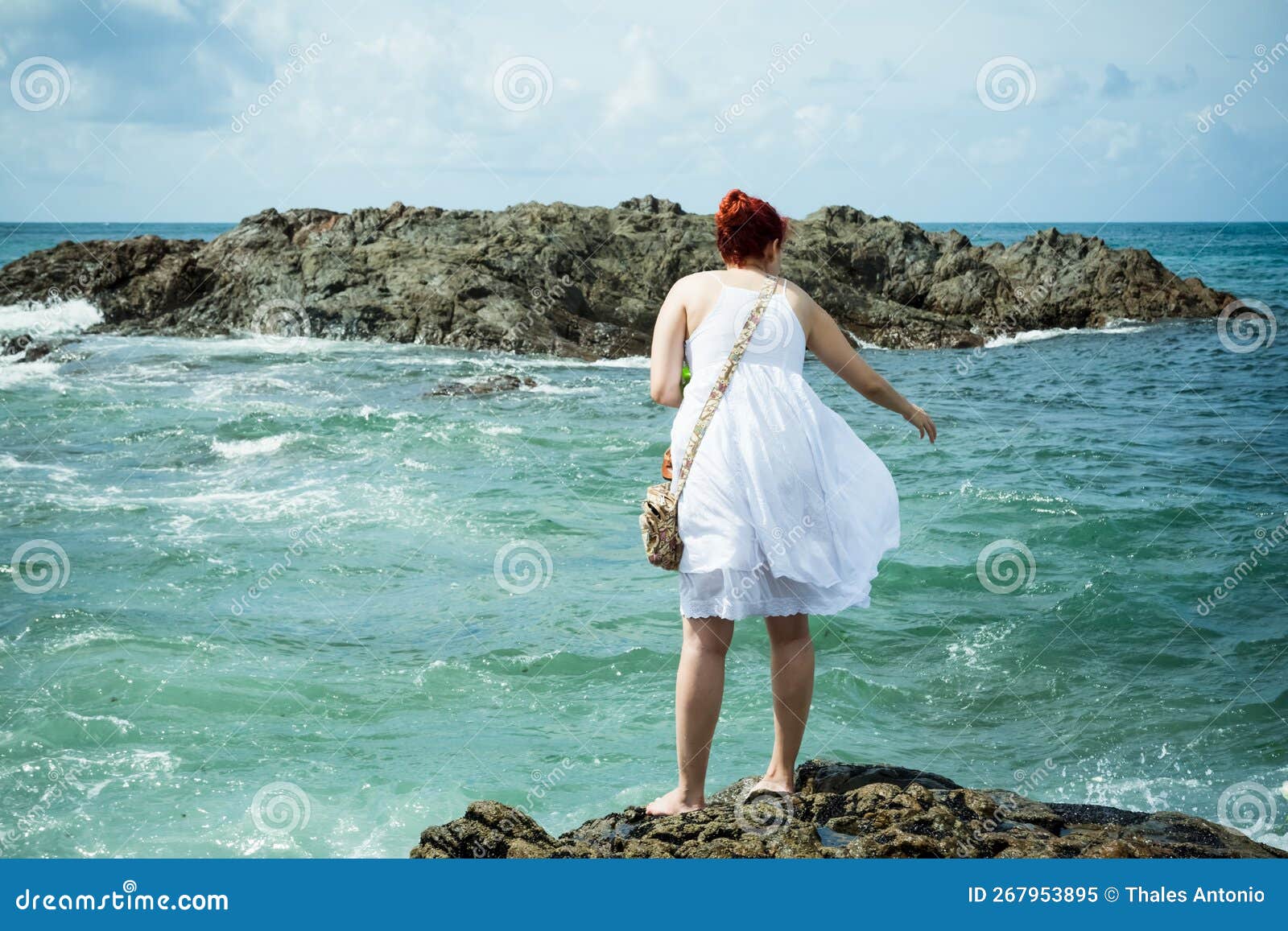 Una Mujer Que Admira El Candomble Arroja Flores Al Mar En Honor De