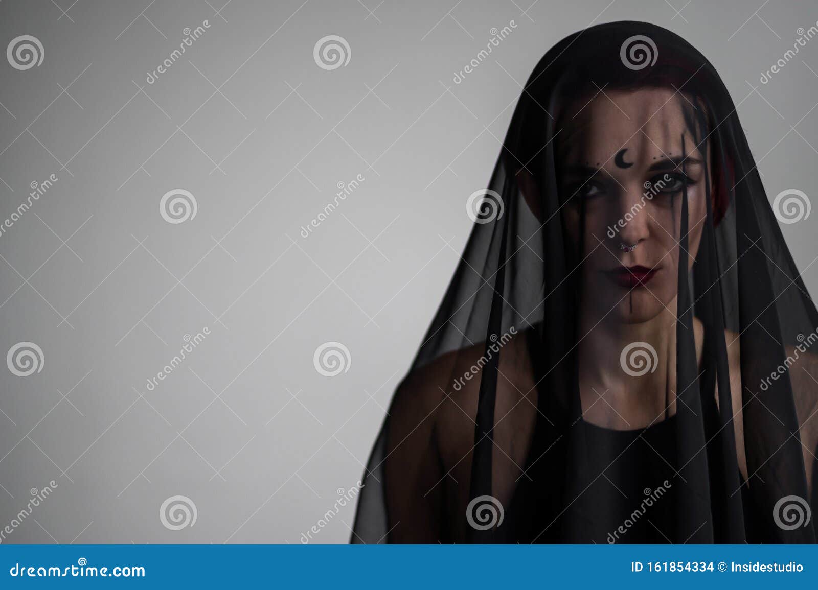 Una Mujer Sonriente Con Un Velo Negro, Maquillaje Oscuro Y Un Ardiente En  La Nariz Disfraz De Novia Muerta De Halloween Retrato D Foto de archivo -  Imagen de ojos, pesadilla: 161854334