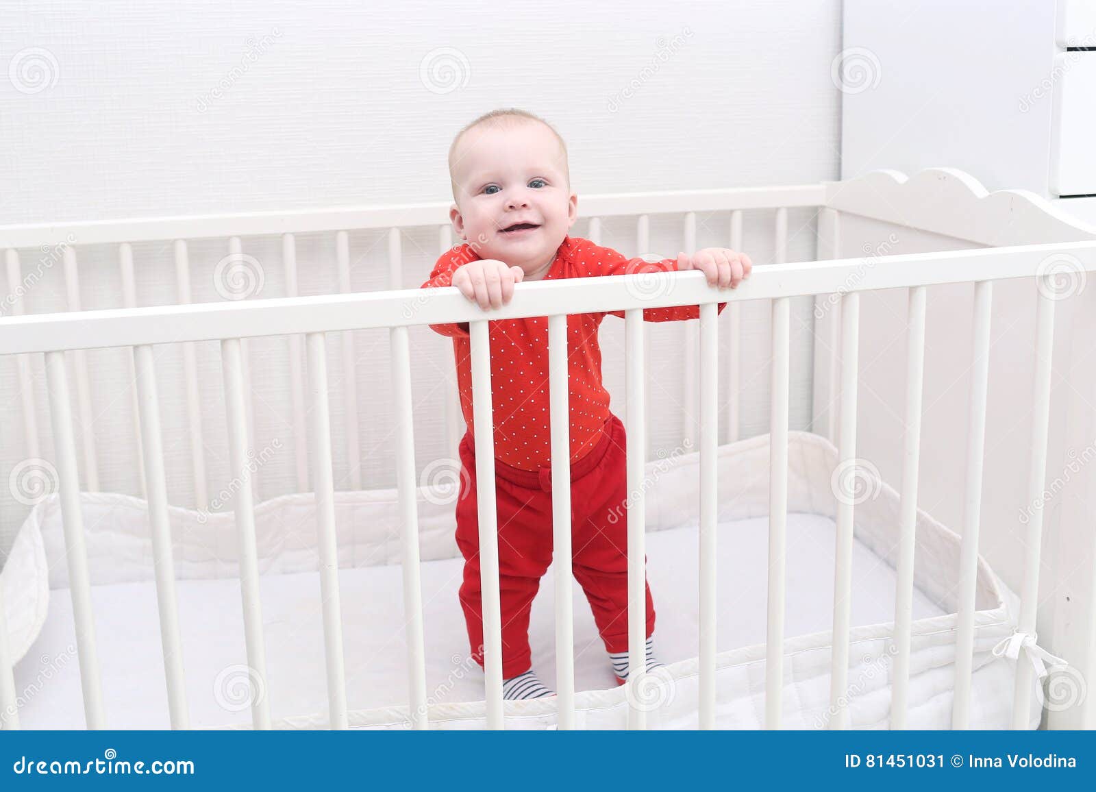 Neonato 6 Mesi Cade Dal Letto Una Neonata Adorabile Sorridente Da 6 Mesi Che Sta Nel Letto Bianco