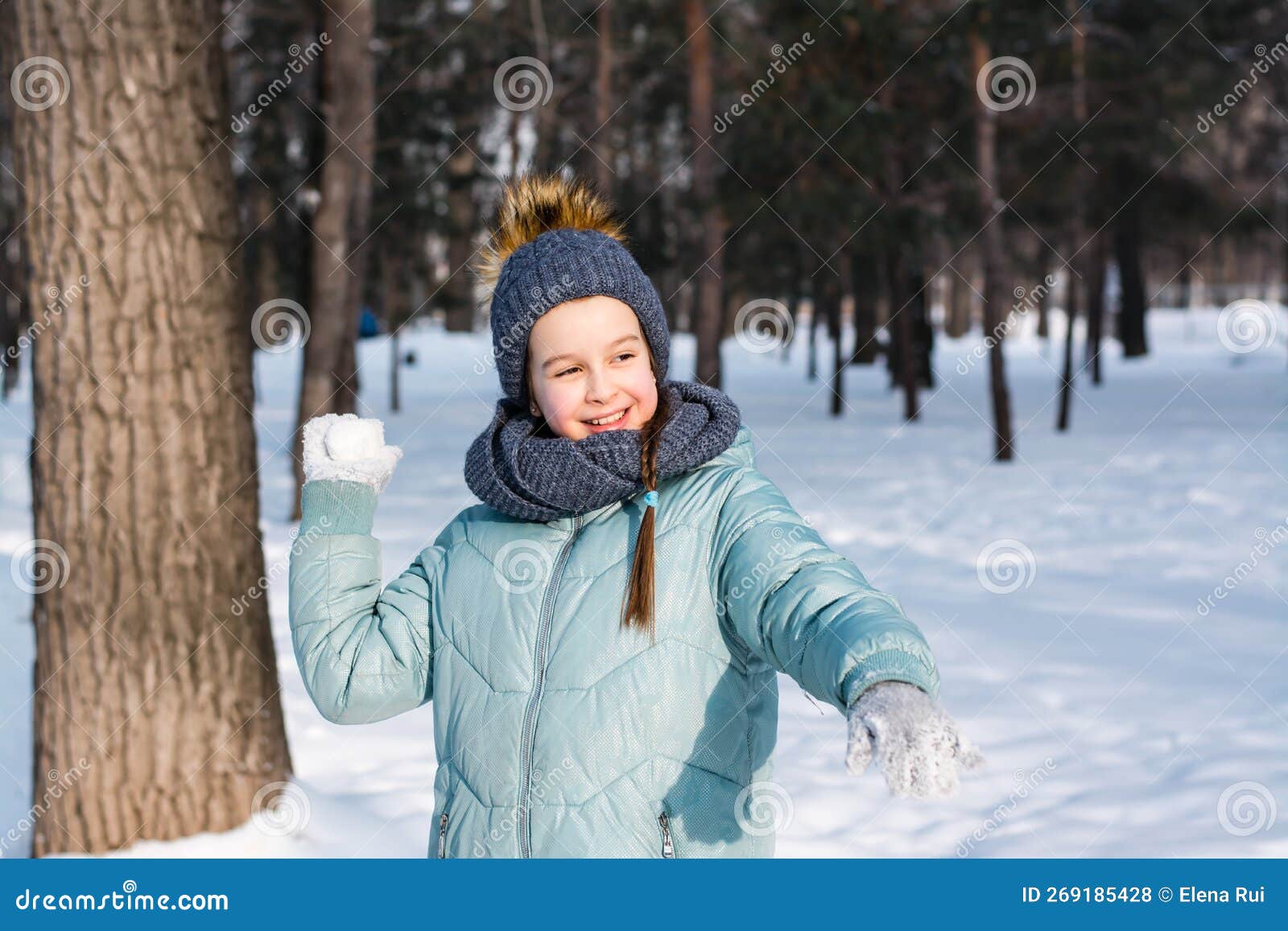 Una Niña Alegre Con Ropa Abrigada Lanza Una Bola De Nieve En Un Parque De  Invierno. Juegos Al Aire Libre Foto de archivo - Imagen de hermoso, hembra:  269185428
