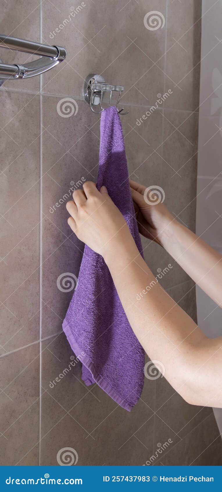 De la pared cuelga toallas en el baño Fotografía de stock - Alamy