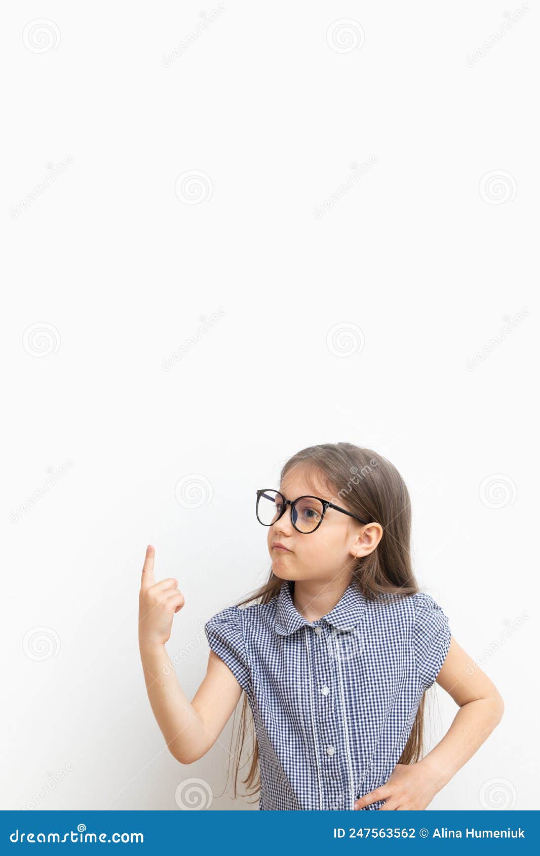 Una Niña De 7 Años Con Gafas Señala Un Dedo. Concepto De Educación Infantil. Formato Vertical Con Espacio De Copia Foto de archivo - Imagen de muchacha, mirada: 247563562 Una Niña De 7 Años Con Gafas Señala Un Dedo. Concepto De Educación Infantil. Formato Vertical Con Espacio De Copia Foto de archivo - Imagen de muchacha, mirada: 247563562