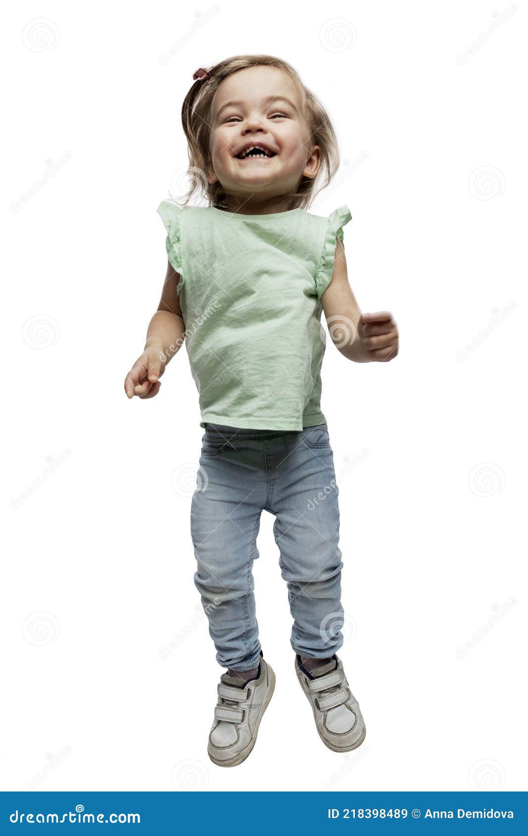 Una Niña De 2 Años Está Saltando Feliz. Felicidad Y Actividad. Altura  Completa. Aislado Sobre Fondo Blanco. Vertical Imagen de archivo - Imagen  de riéndose, salto: 218398489