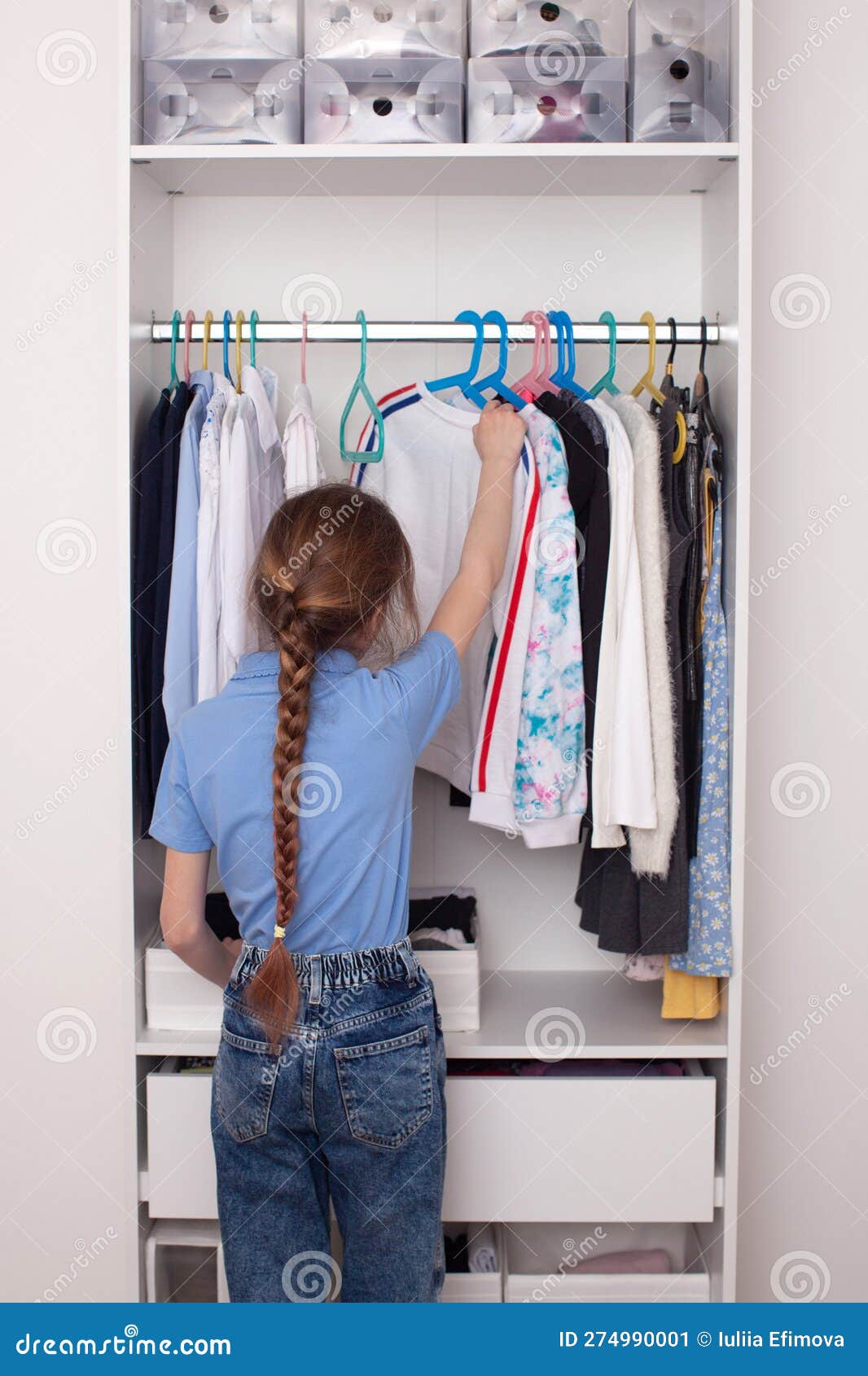 Una Niña De Diez Años Elige Ropa En El Armario. Foto de archivo - Imagen de  limpieza, casa: 274867662