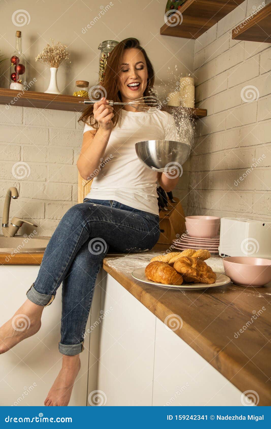 Una Niña En La Cocina Se Sienta En Una Mesa, Golpea La Masa. Jugar Con Harina Imagen de archivo - Imagen de niña, masa: 159242341