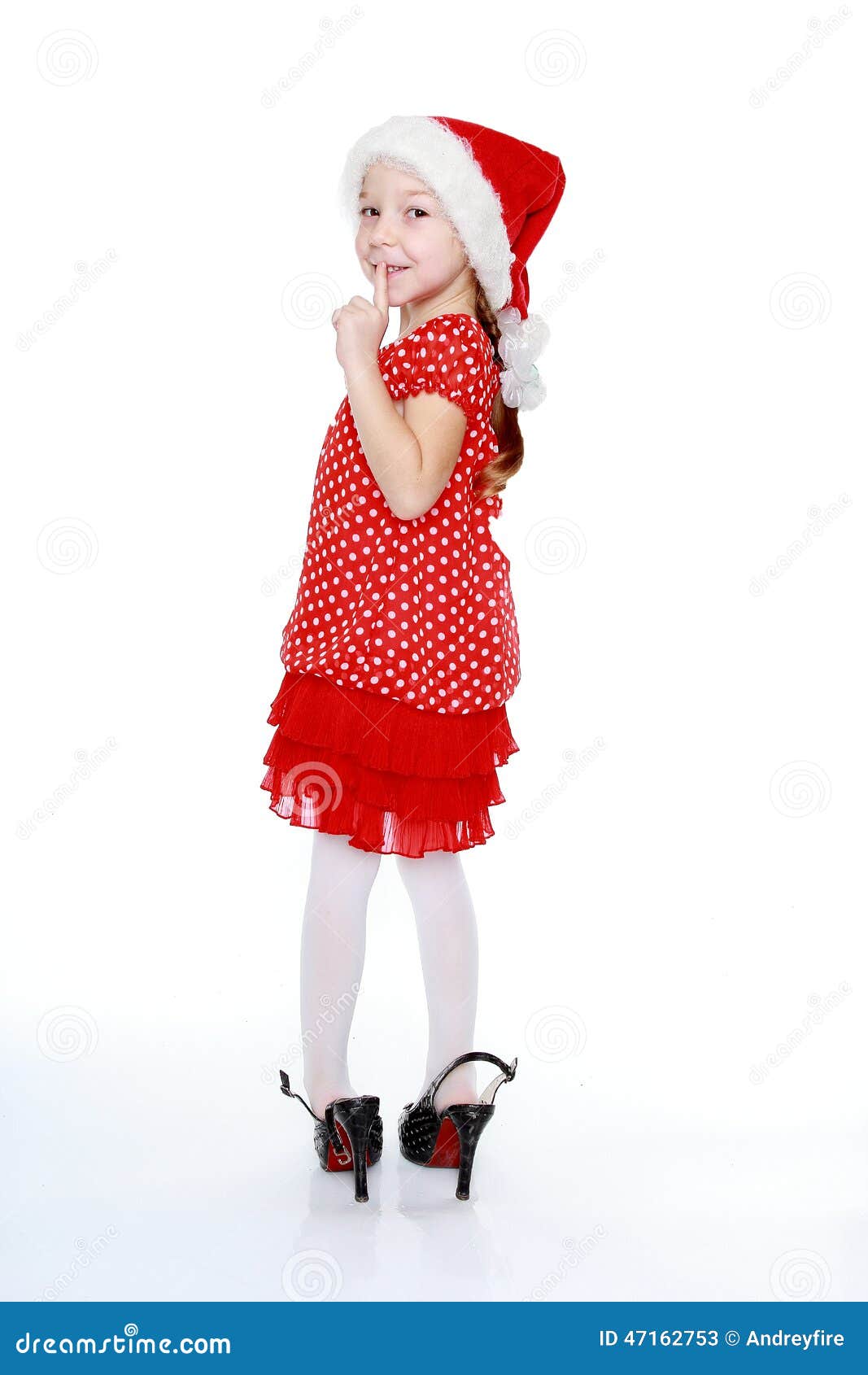 Una Niña En Un Vestido Rojo Y Los Zapatos De Madre Imagen de - Imagen de polo, sonrisa: 47162753