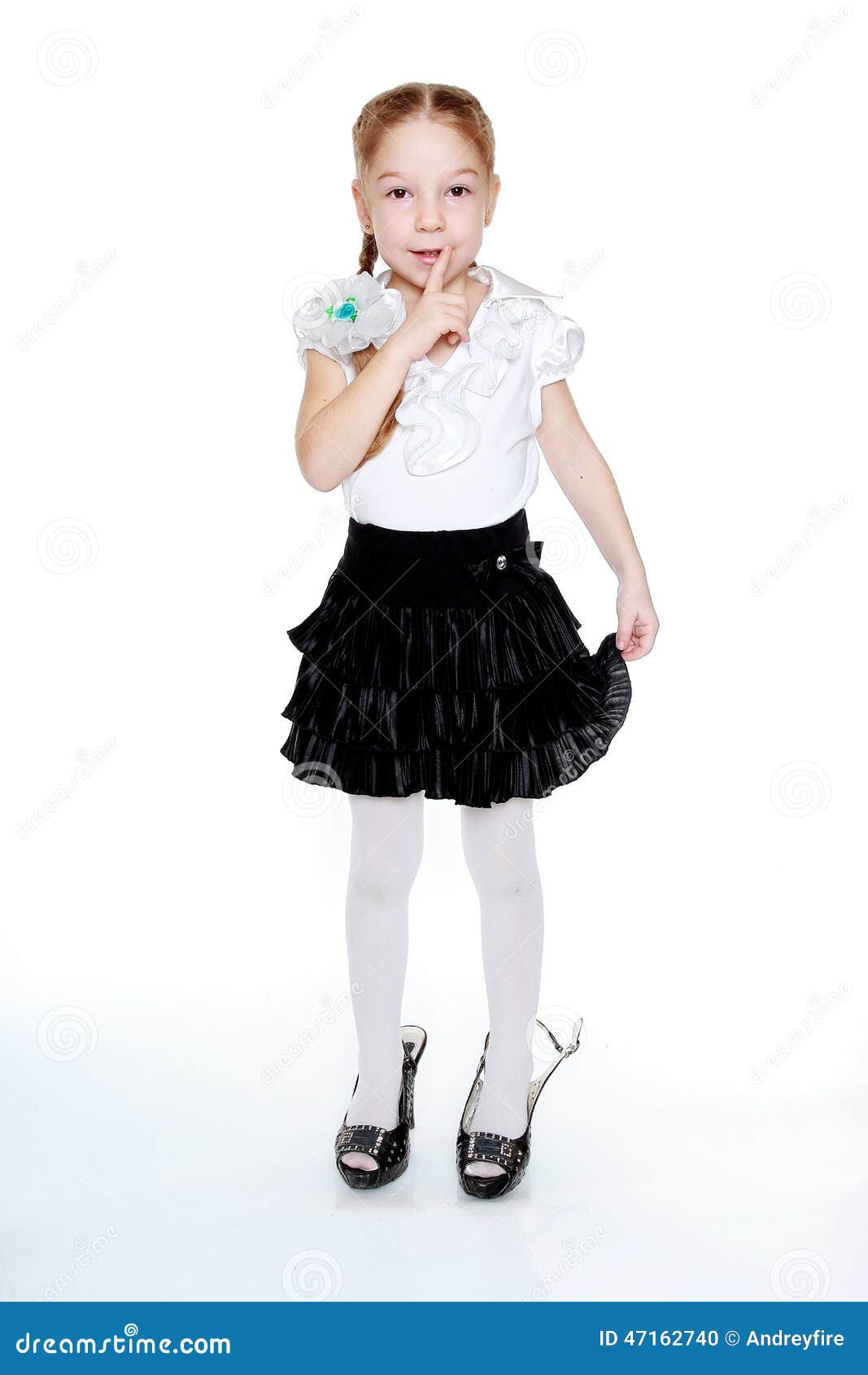 Una Niña En Una Falda Negra Y Blusa Blanca Foto de archivo - Imagen de felicidad, sinceridad: 47162740