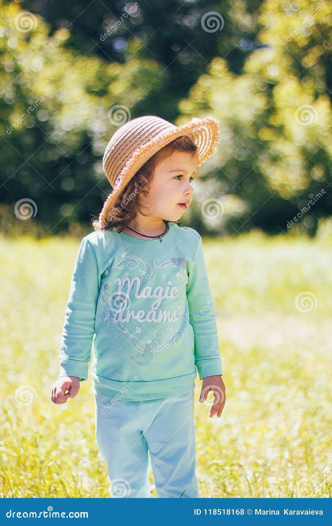 Una Niña Hermosa Feliz En De La Menta Y Sombrero De Paja En El Campo Soleado Al Aire Libre Foto de - Imagen de flores: 118518168