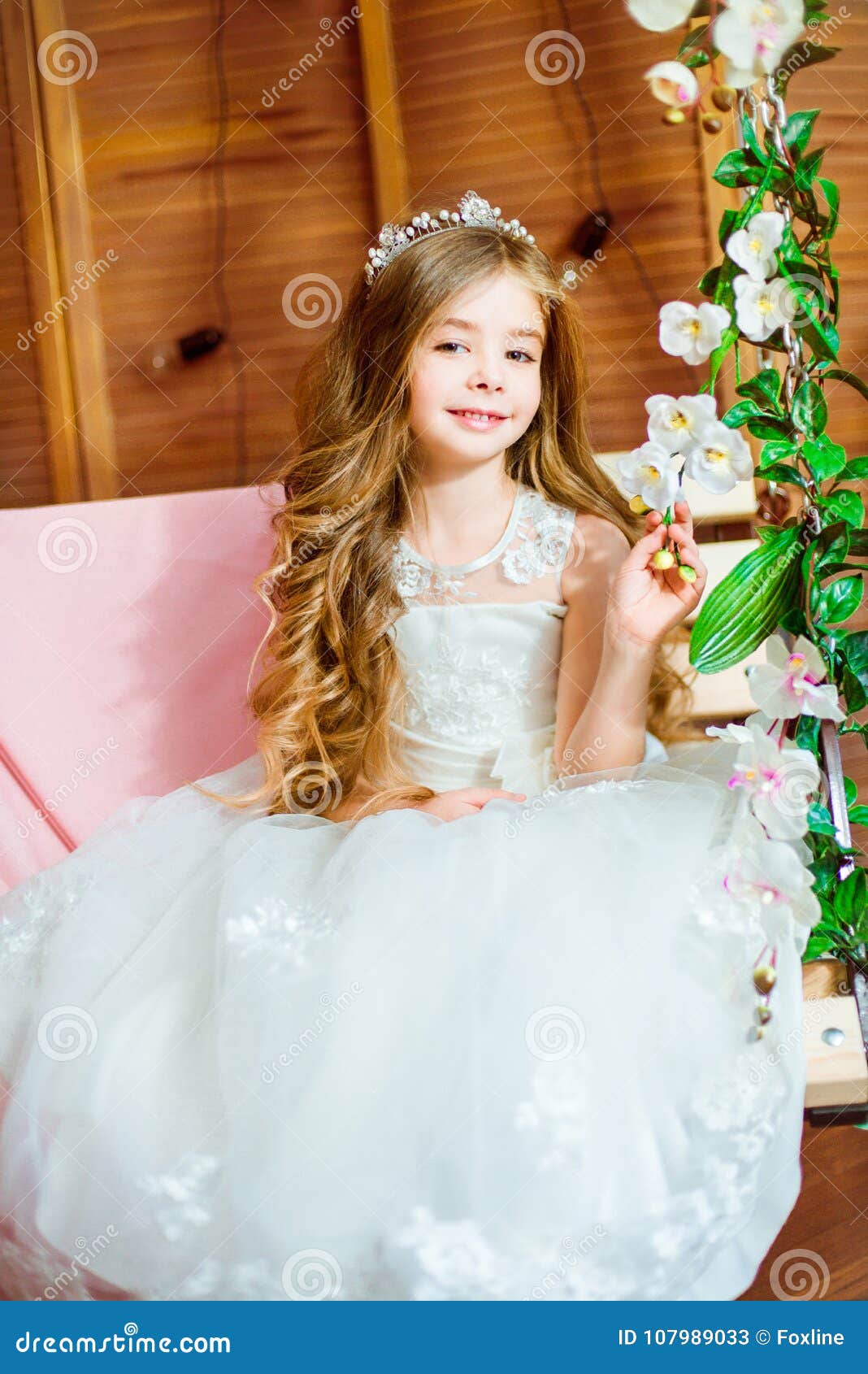 Una Niña Hermosa Se Vistió En Un Vestido Blanco Del Verano, Con El Pelo Rizado Largo de archivo - Imagen de cuidado, belleza: 107989033