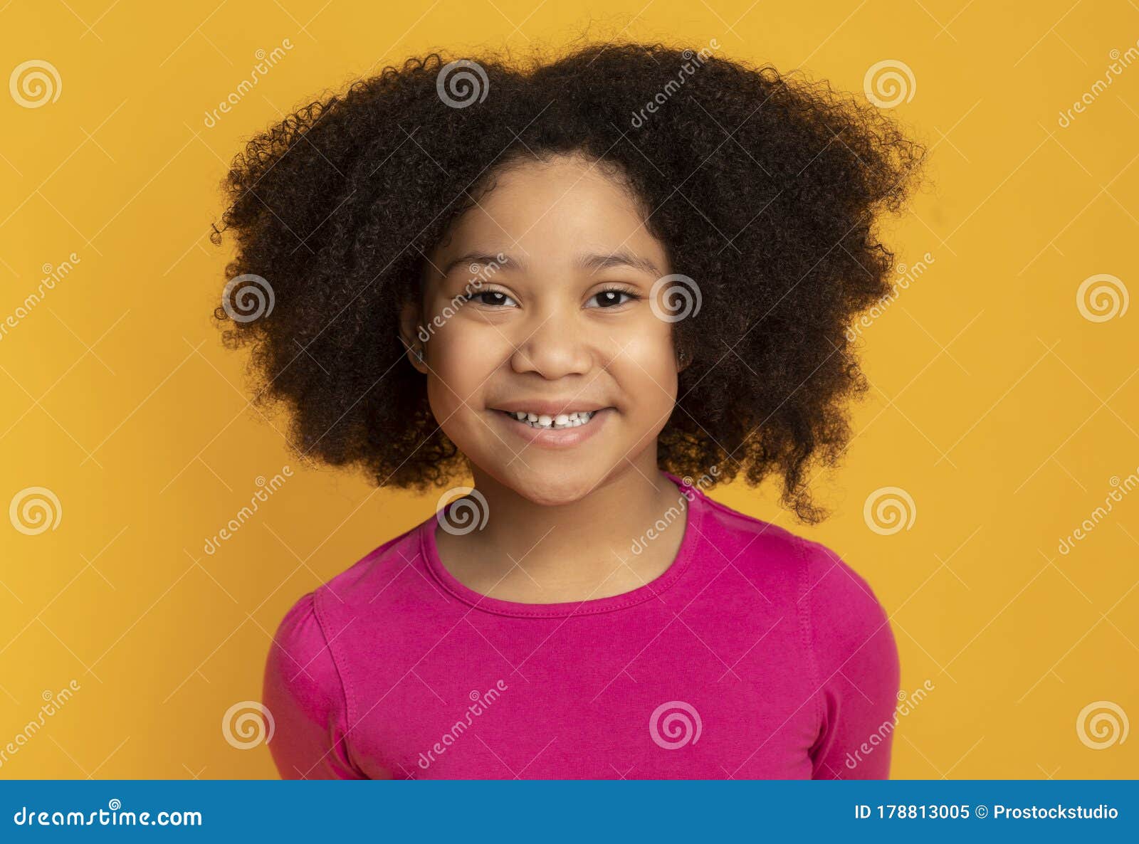 Hermosa Niña Africana Lindo En Camiseta Amarilla Fotos, retratos