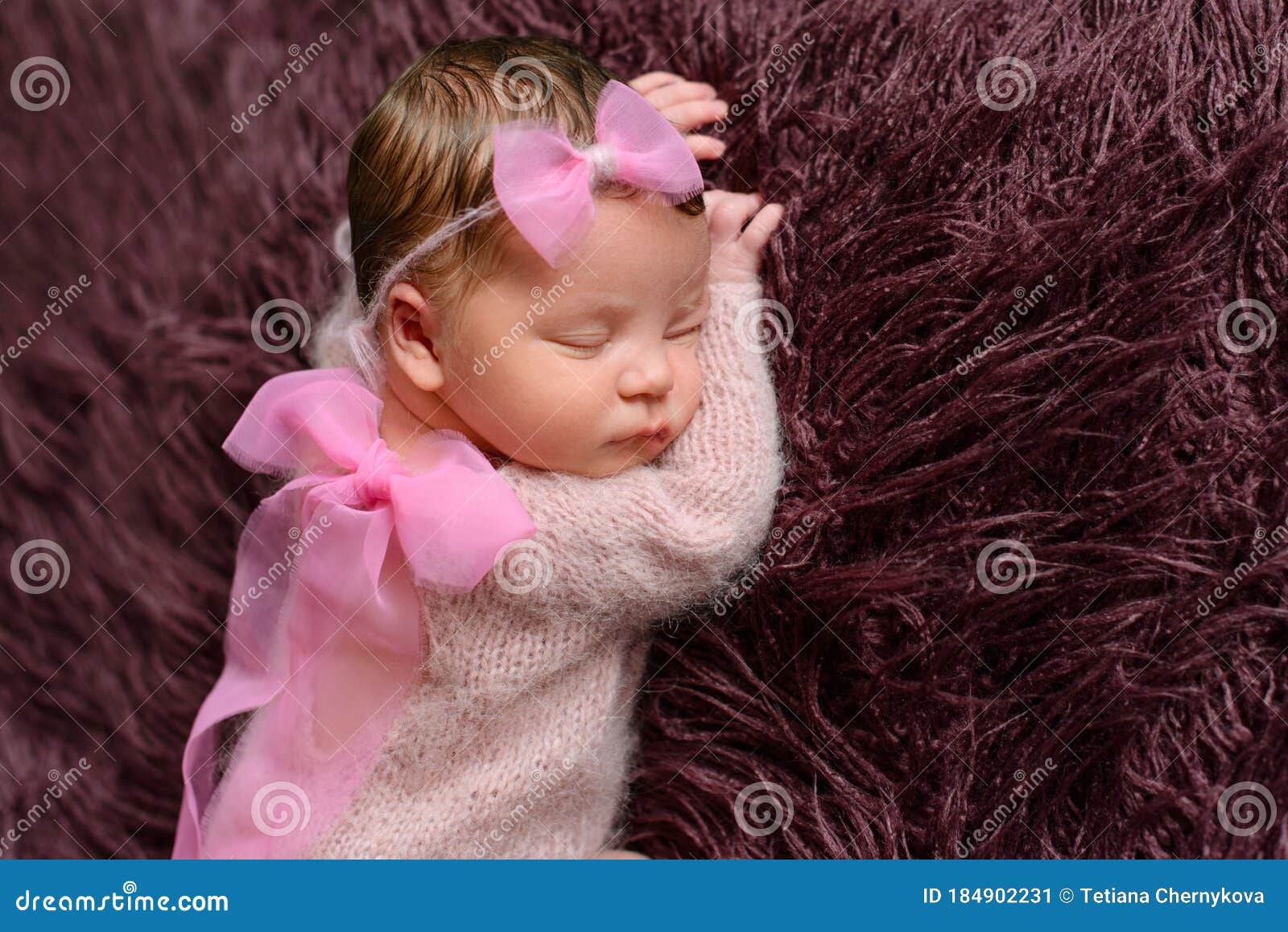 Una Niña Nacida De Ocho Días. Cerrar Con Una Hermosa Bebé Imagen de archivo - Imagen de adorable, lindo: