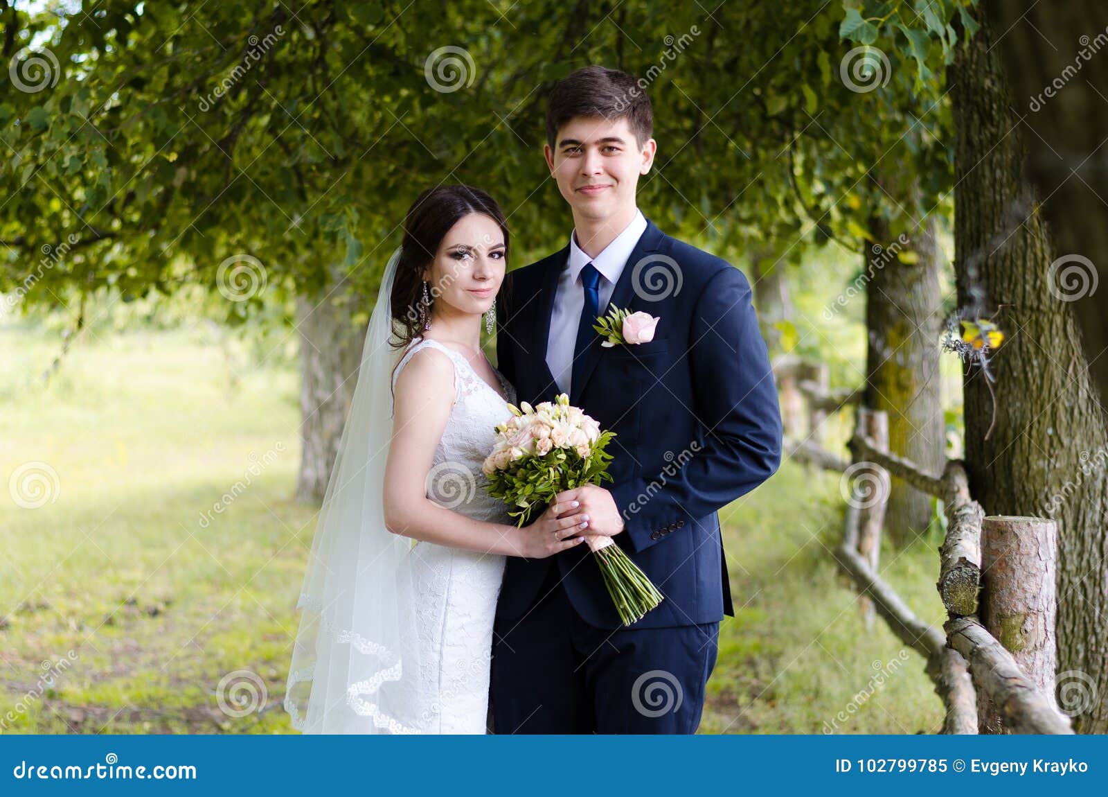 Una Pareja Casada Hermosa En Los Vestidos De Boda, Presentando Para Un Tiroteo De Foto En Un Pueblo Bielorruso Cerca De La Cerca, Imagen de archivo - Imagen de cerca, flores: 102799785 Una Pareja Casada Hermosa En Los Vestidos De Boda, Presentando Para Un Tiroteo De Foto En Un Pueblo Bielorruso Cerca De La Cerca, Imagen de archivo - Imagen de cerca, flores: 102799785