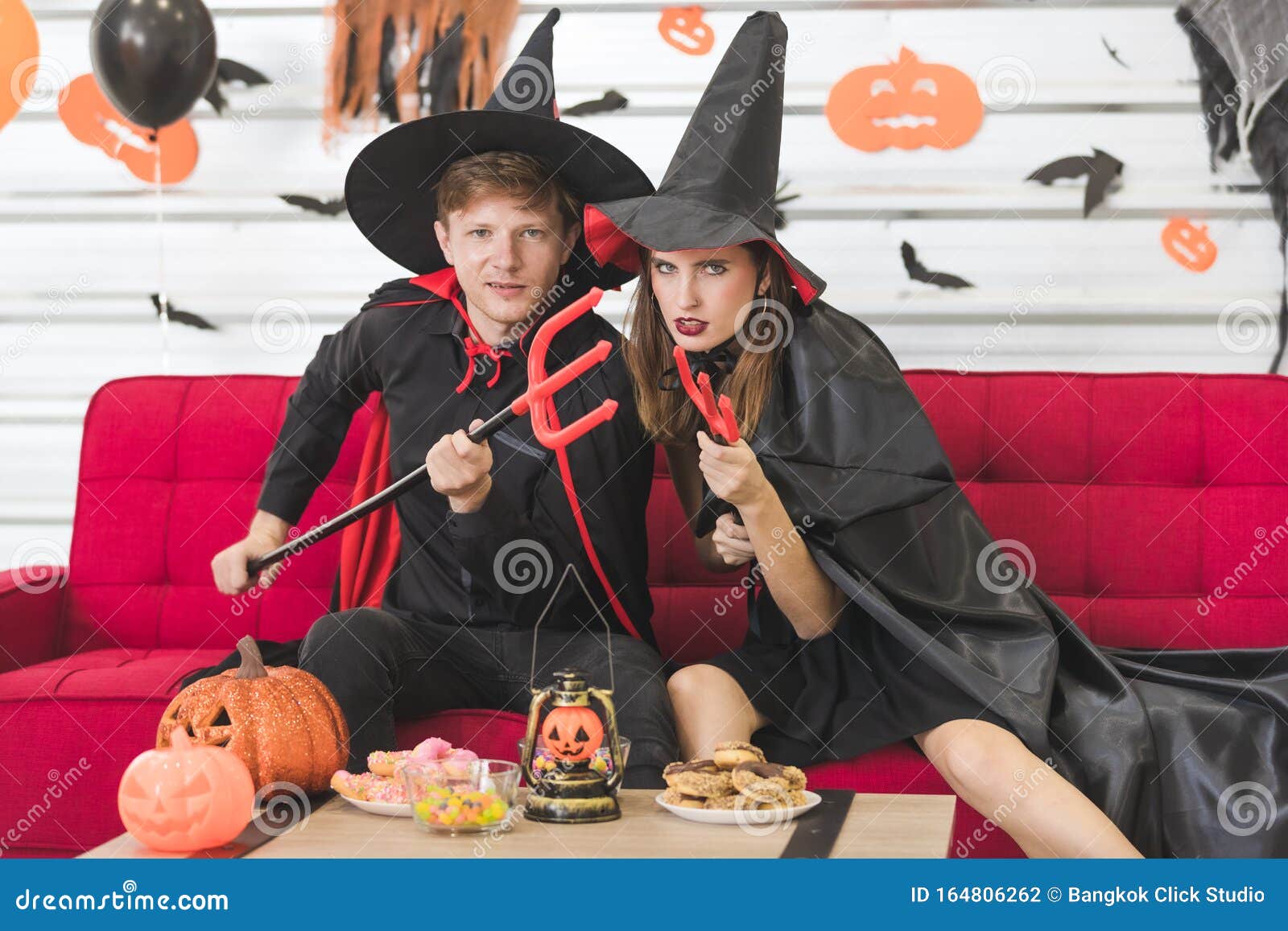Una Pareja Caucásica Vestida De Bruja Y Mago Foto de archivo - Imagen de feliz, horror: 164806262 Una Pareja Caucásica Vestida De Bruja Y Mago Foto de archivo - Imagen de feliz, horror: 164806262