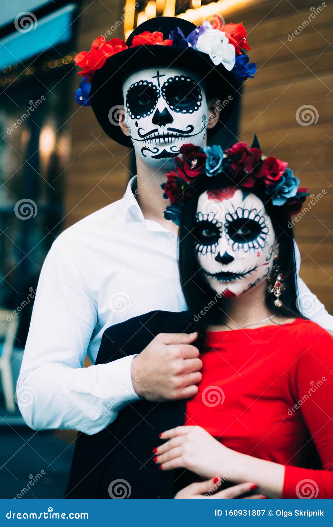 fórmula Correspondiente Caracterizar Una Pareja, Con Maquillaje De Cráneo Día De Todas Las Almas Maquillaje Del  Cráneo De Azúcar De Niño Y Niña Pintado Para Halloween Imagen de archivo -  Imagen de folclore, fondo: 160931807