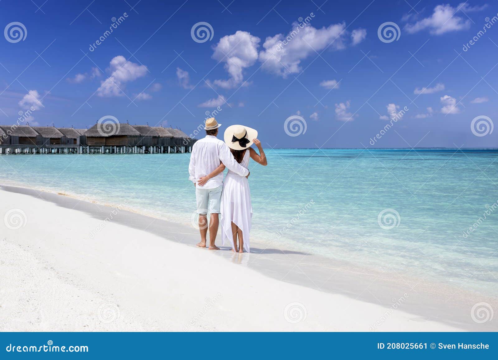 Una Pareja Con Ropa Blanca De Verano Se Alza En Una Playa Tropical Imagen  de archivo - Imagen de descalzo, cubo: 208025661