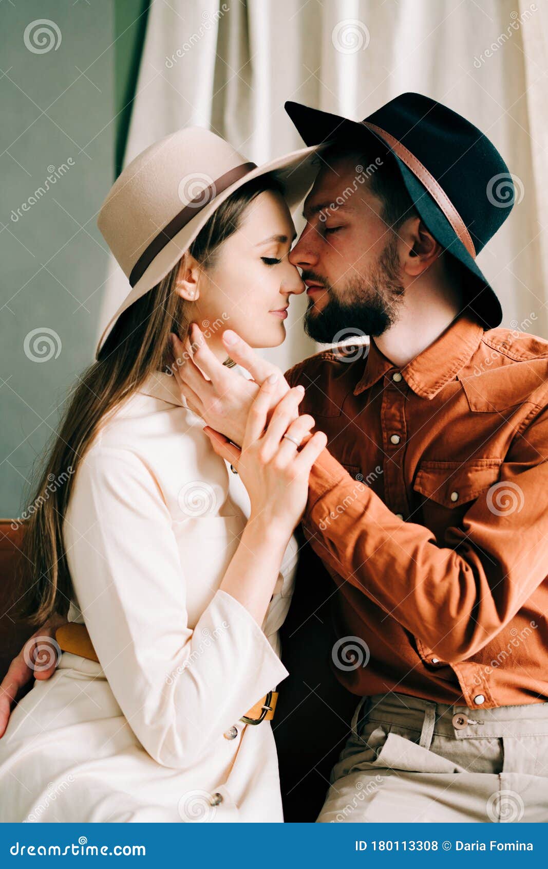Una Pareja Enamorada De Ropa De Moda Y Sombreros Se Sienta En Un Sofá Marrón, Abrazándose a Un Espacioso Y Hermoso Estudio Concep Foto de archivo - Imagen de amor, mirando: 180113308 Una Pareja Enamorada De Ropa De Moda Y Sombreros Se Sienta En Un Sofá Marrón, Abrazándose a Un Espacioso Y Hermoso Estudio Concep Foto de archivo - Imagen de amor, mirando: 180113308